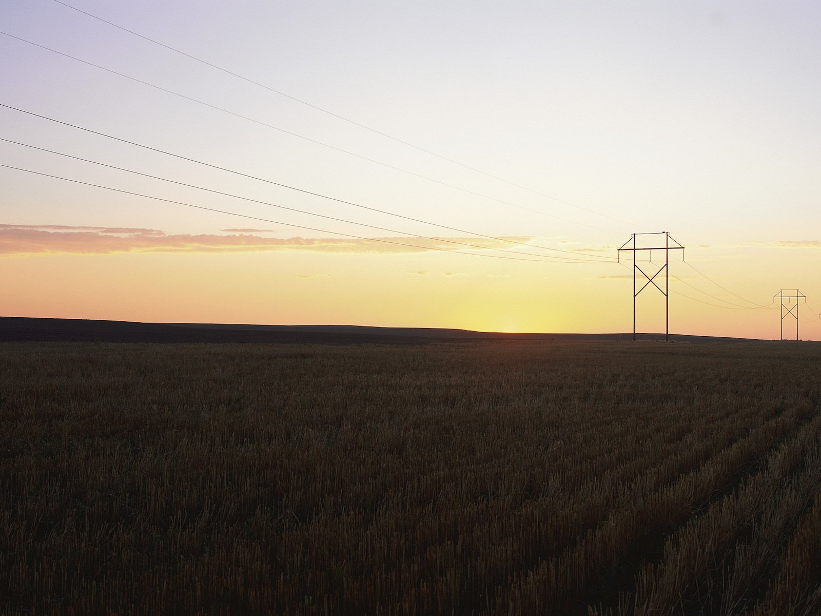 Обои небо, столбы, пейзаж, поле, the sky, posts, landscape, field разрешение 3200x1200 Загрузить