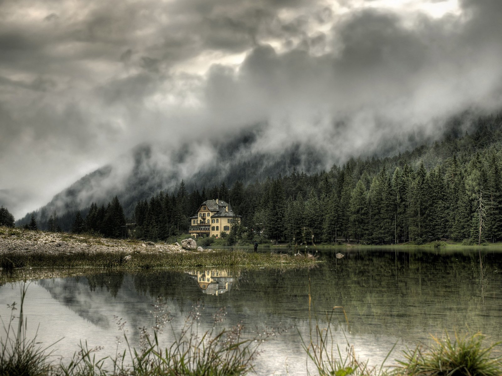 Обои горы, лес, домик, облачность, mountains, forest, house, cloud разрешение 2560x1600 Загрузить