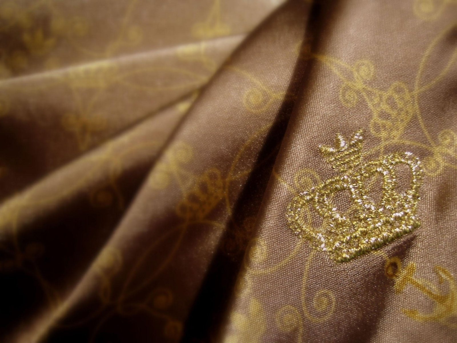 Обои ткань, золото, корона, fabric, gold, crown разрешение 2048x1536 Загрузить