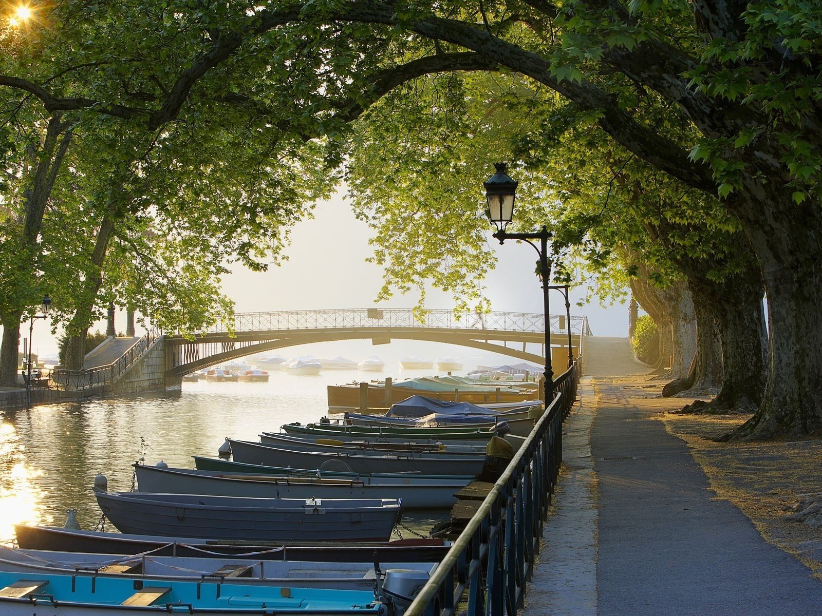 Обои деревья, мост, лодки, канал, франция, аллея, trees, bridge, boats, channel, france, alley разрешение 1920x1200 Загрузить