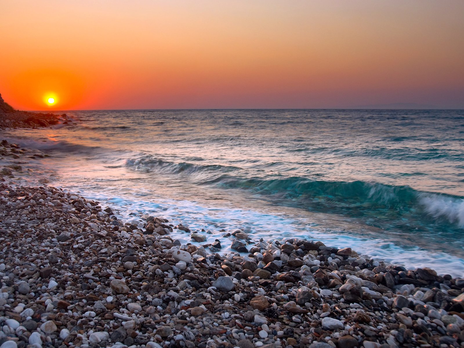 Обои камни, берег, галька, закат, море, пляж, горизонт, прибой, stones, shore, pebbles, sunset, sea, beach, horizon, surf разрешение 2560x1600 Загрузить