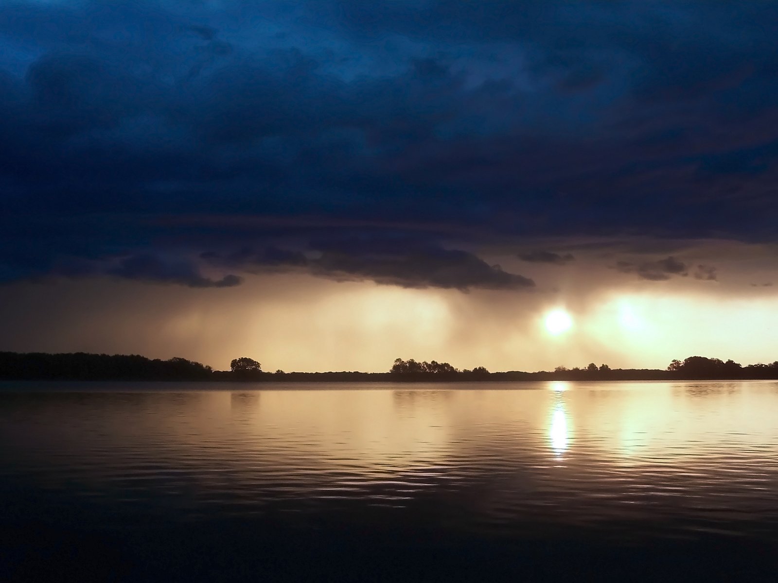 Обои облака, закат, море, ominous, clouds, sunset, sea разрешение 2560x1600 Загрузить