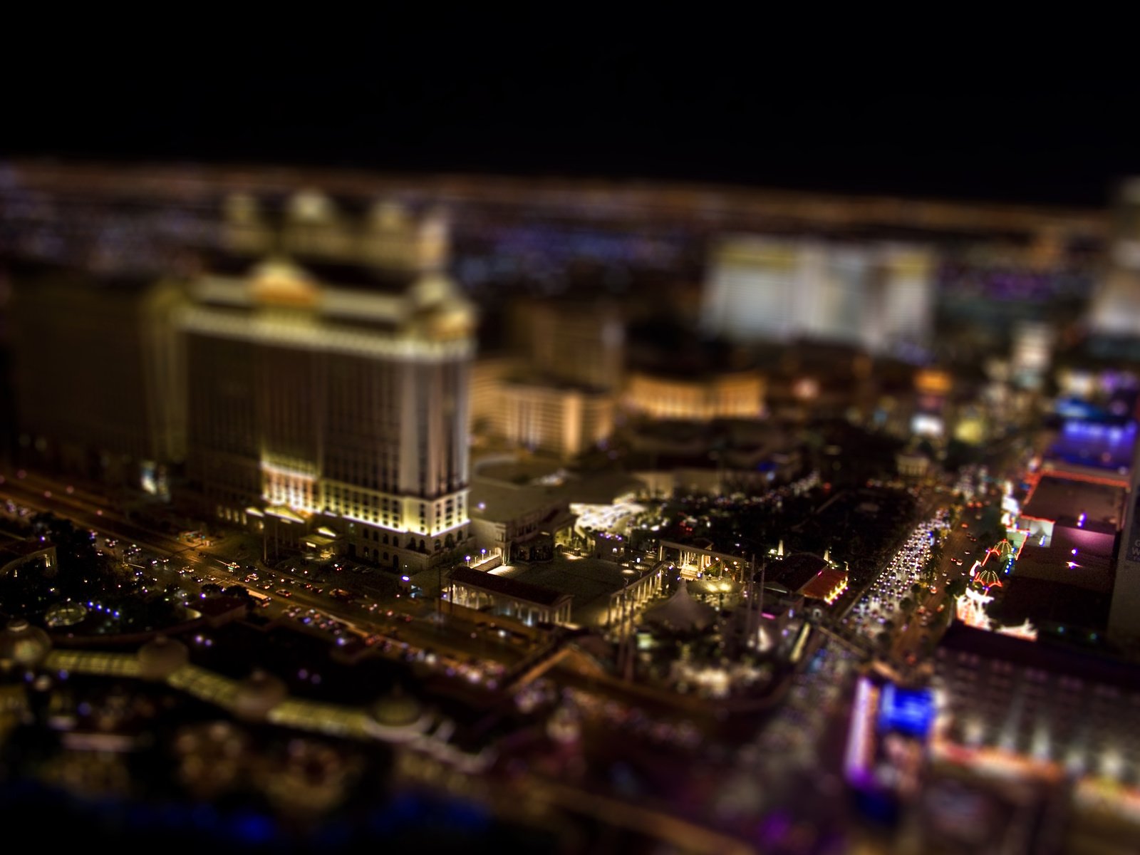 Обои ночь, tilt shift, машины, night, machine разрешение 3888x2592 Загрузить