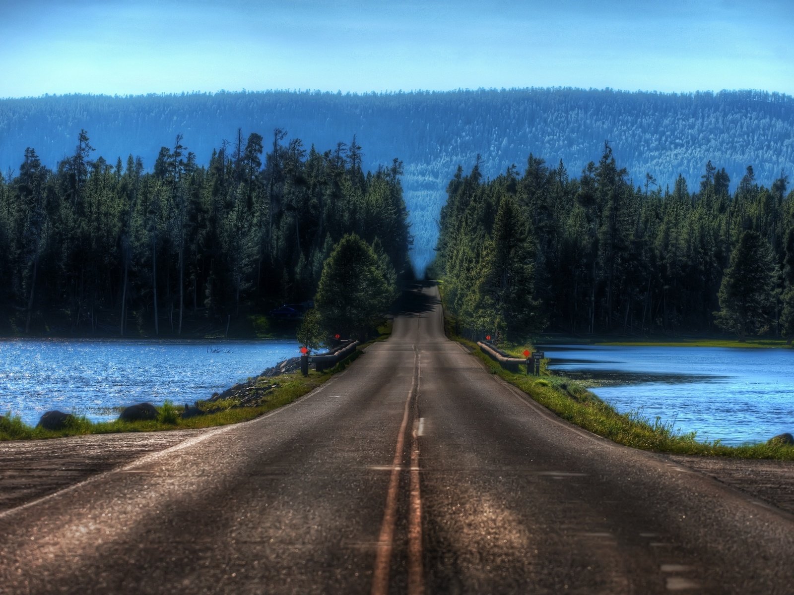 Обои дорога, озеро, лес, переправа, блюр, road, lake, forest, crossing, blur разрешение 2560x1600 Загрузить