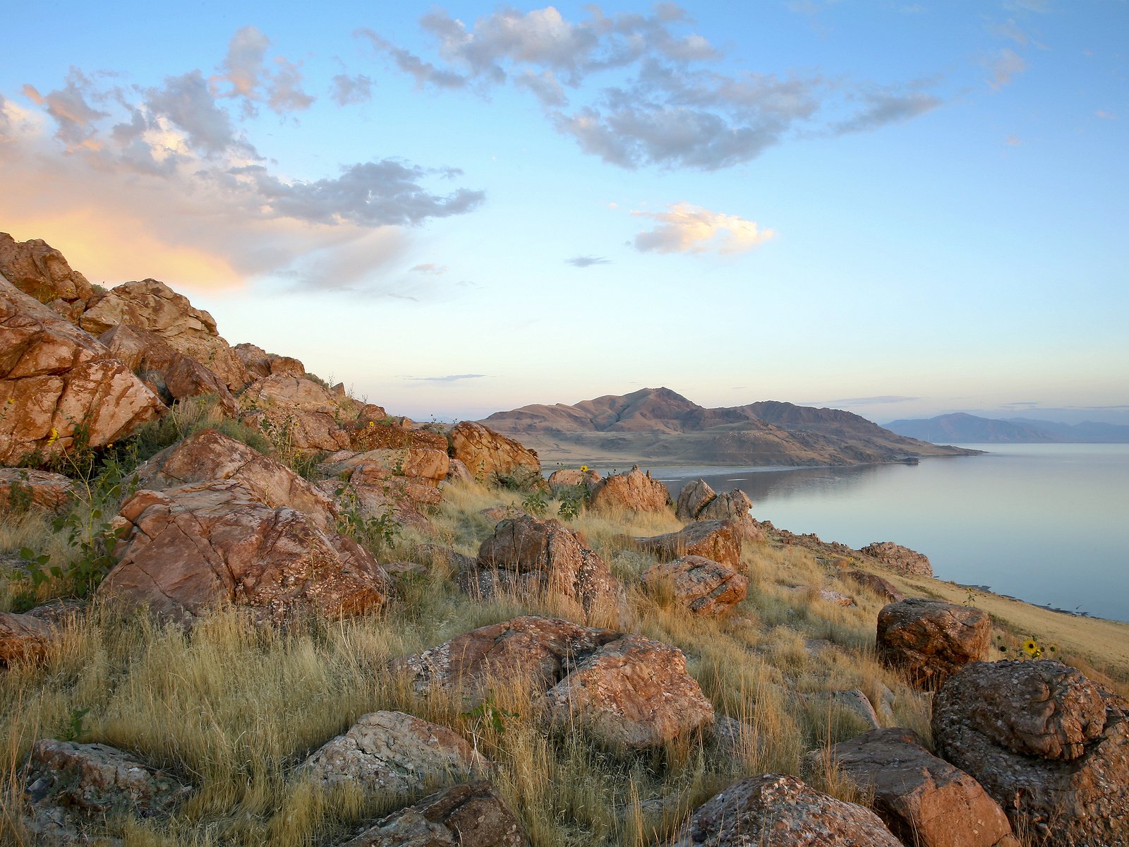 Обои небо, вода, озеро, камни, берег, юта, the sky, water, lake, stones, shore, utah разрешение 2560x1600 Загрузить