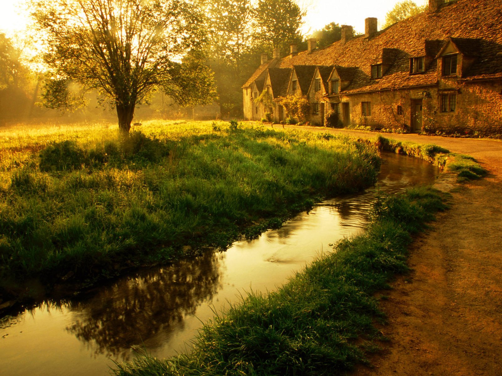 Обои природа, дерево, осень, дом, англия, здание, речка, избушка, nature, tree, autumn, house, england, the building, river, hut разрешение 2000x1333 Загрузить