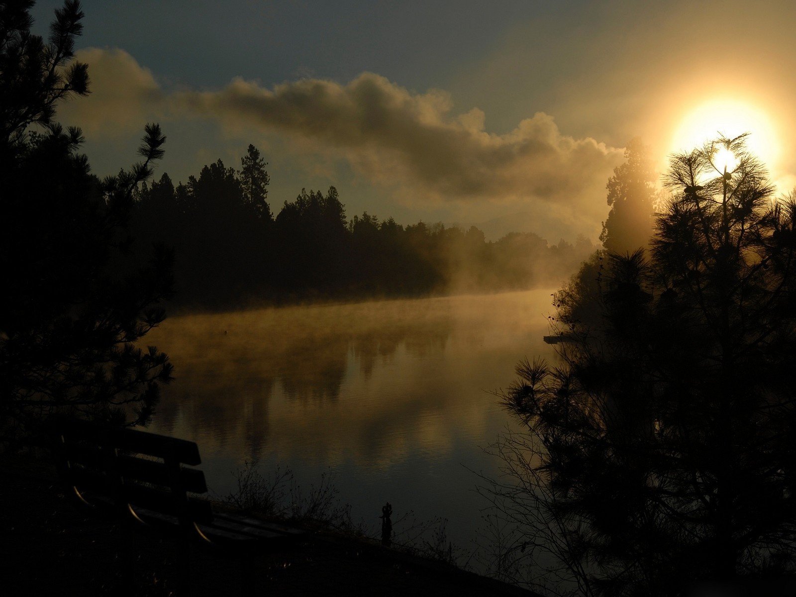 Обои небо, облака, деревья, река, солнце, пейзаж, скамья, the sky, clouds, trees, river, the sun, landscape, bench разрешение 1920x1200 Загрузить