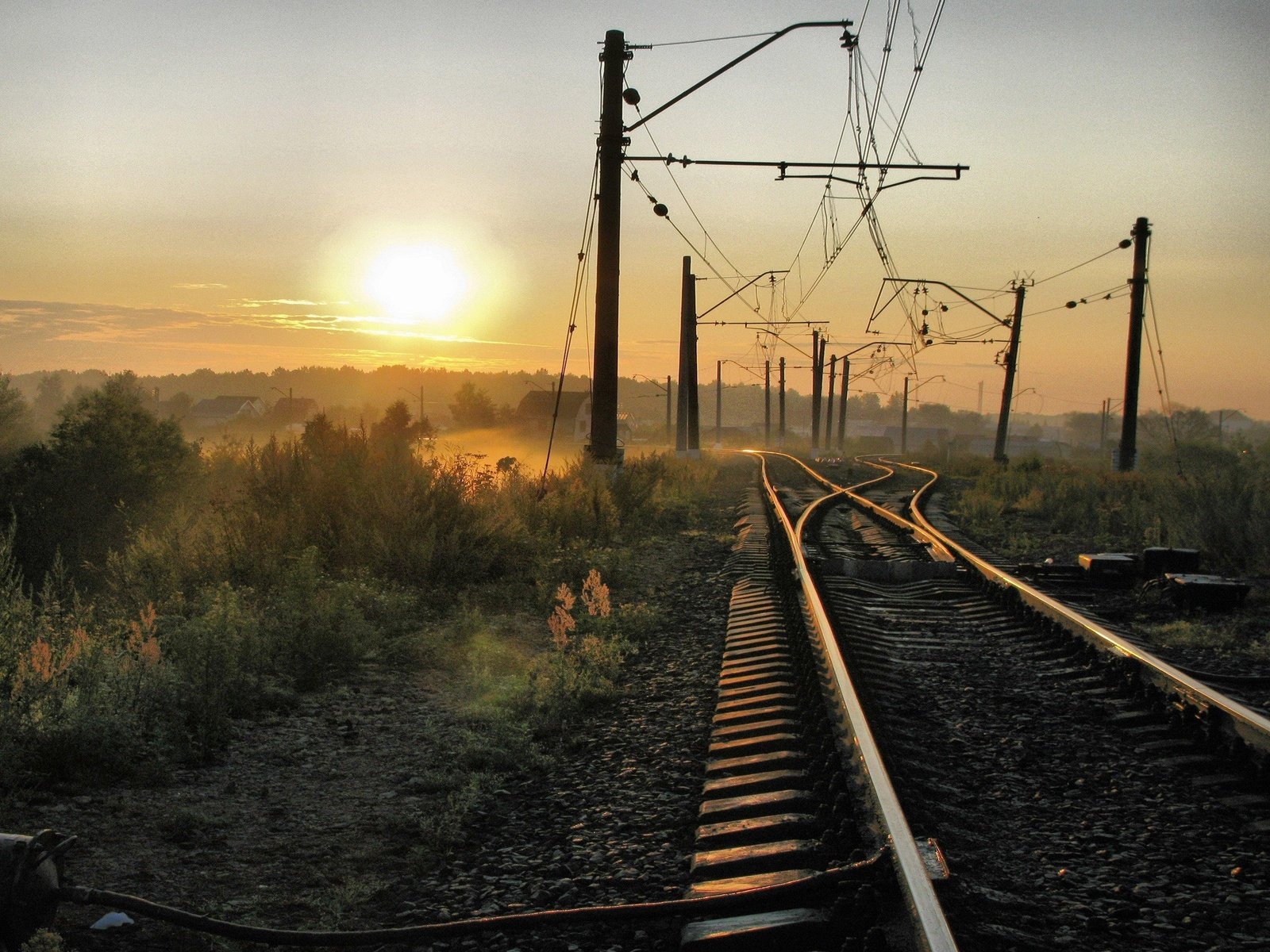 Обои солнце, железная дорога, провода, туман, дома, пути, the sun, railroad, wire, fog, home, the way разрешение 3072x2282 Загрузить