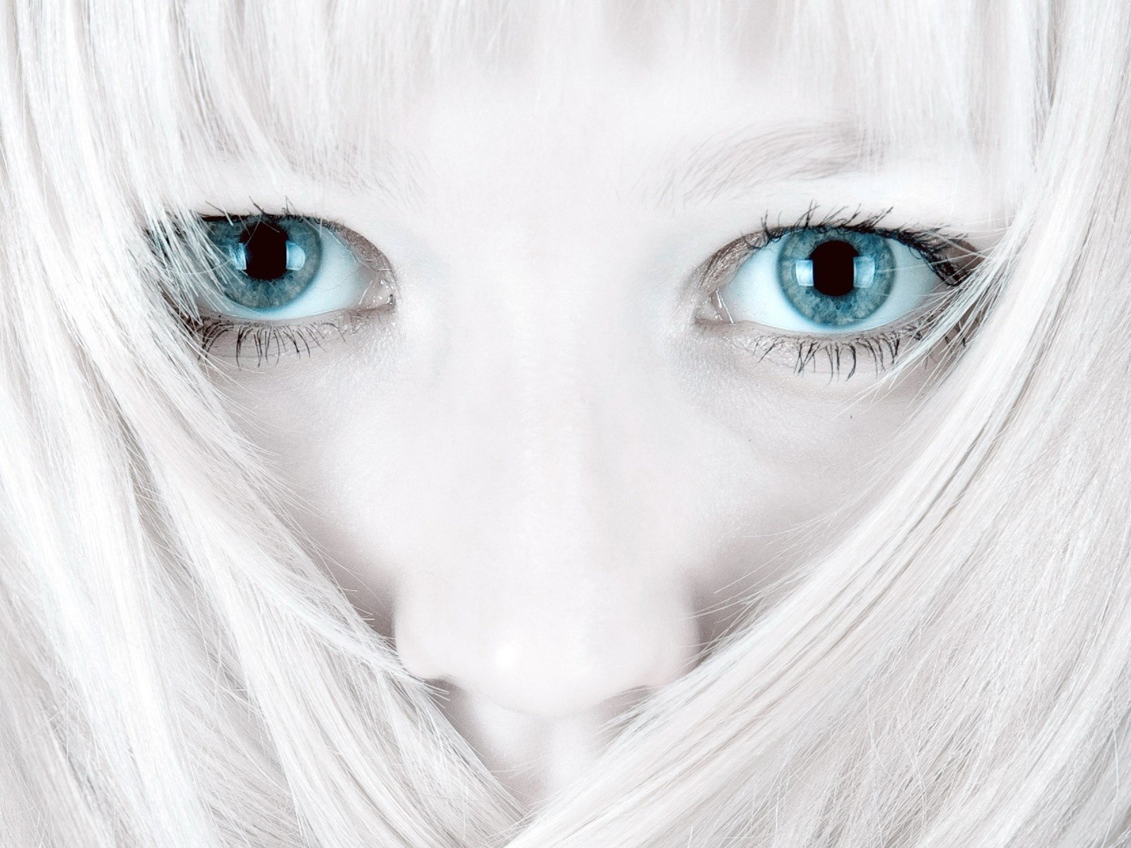 Синие глаза белые волосы