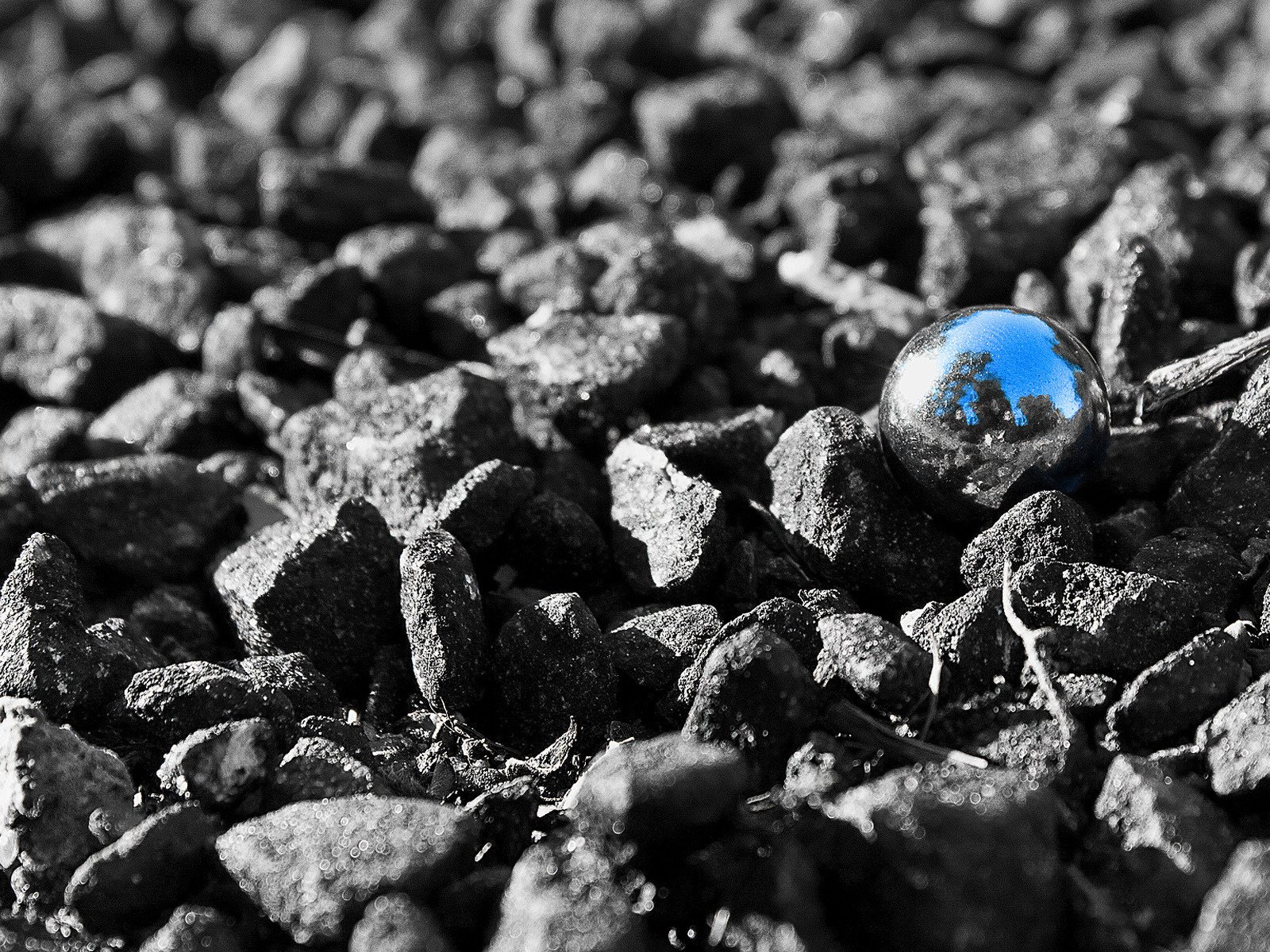 Обои камни, отражение, шар, шарик, stones, reflection, ball разрешение 1920x1200 Загрузить