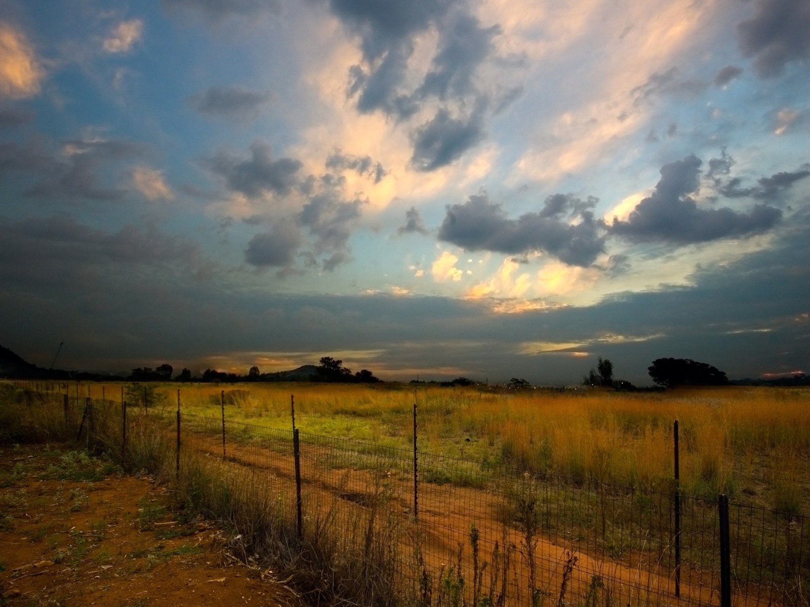 Обои облака, вечер, забор, пустырь, clouds, the evening, the fence, wasteland разрешение 1920x1440 Загрузить