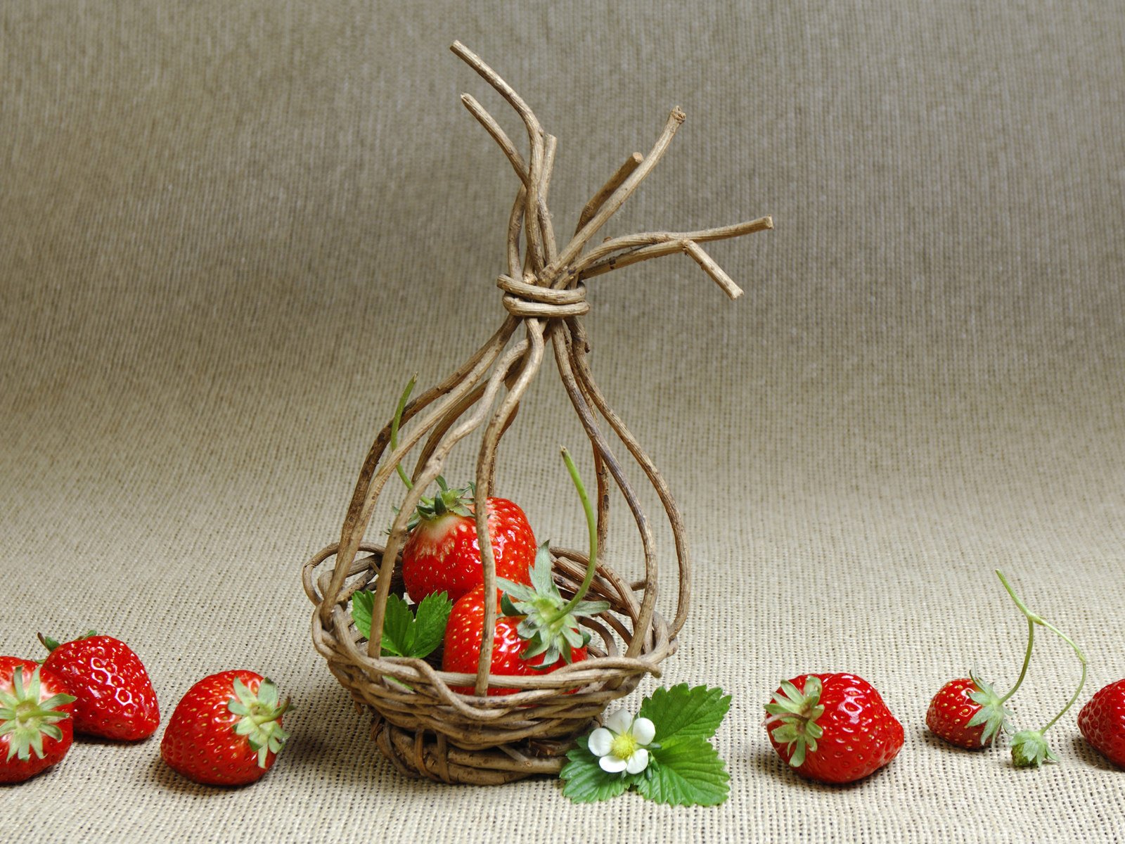 Обои клубника, корзинка, из, веток, strawberry, basket, from, branches разрешение 1920x1200 Загрузить