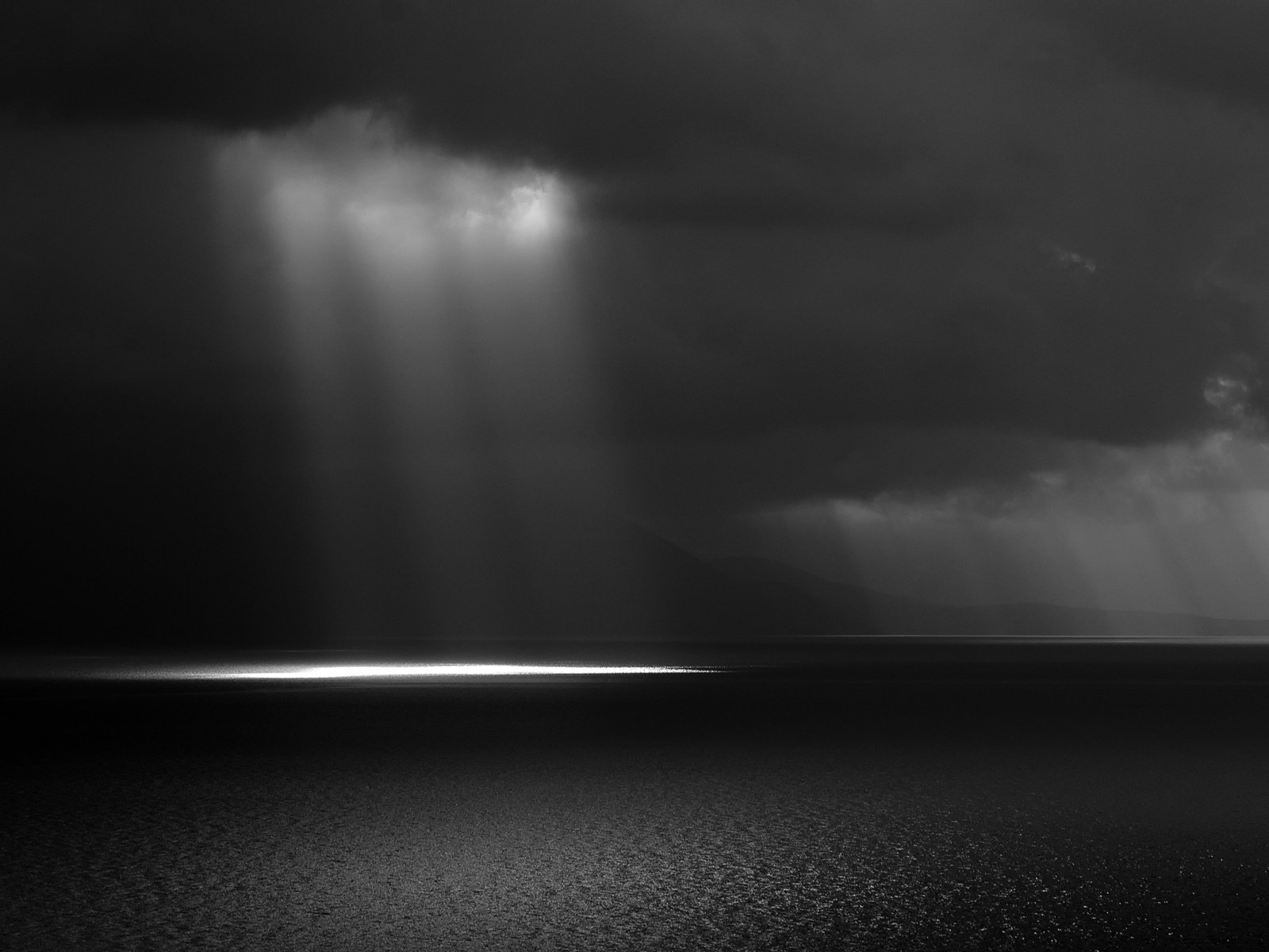 Обои небо, свет, облака, лучи, море, черно-белая, the sky, light, clouds, rays, sea, black and white разрешение 2560x1600 Загрузить