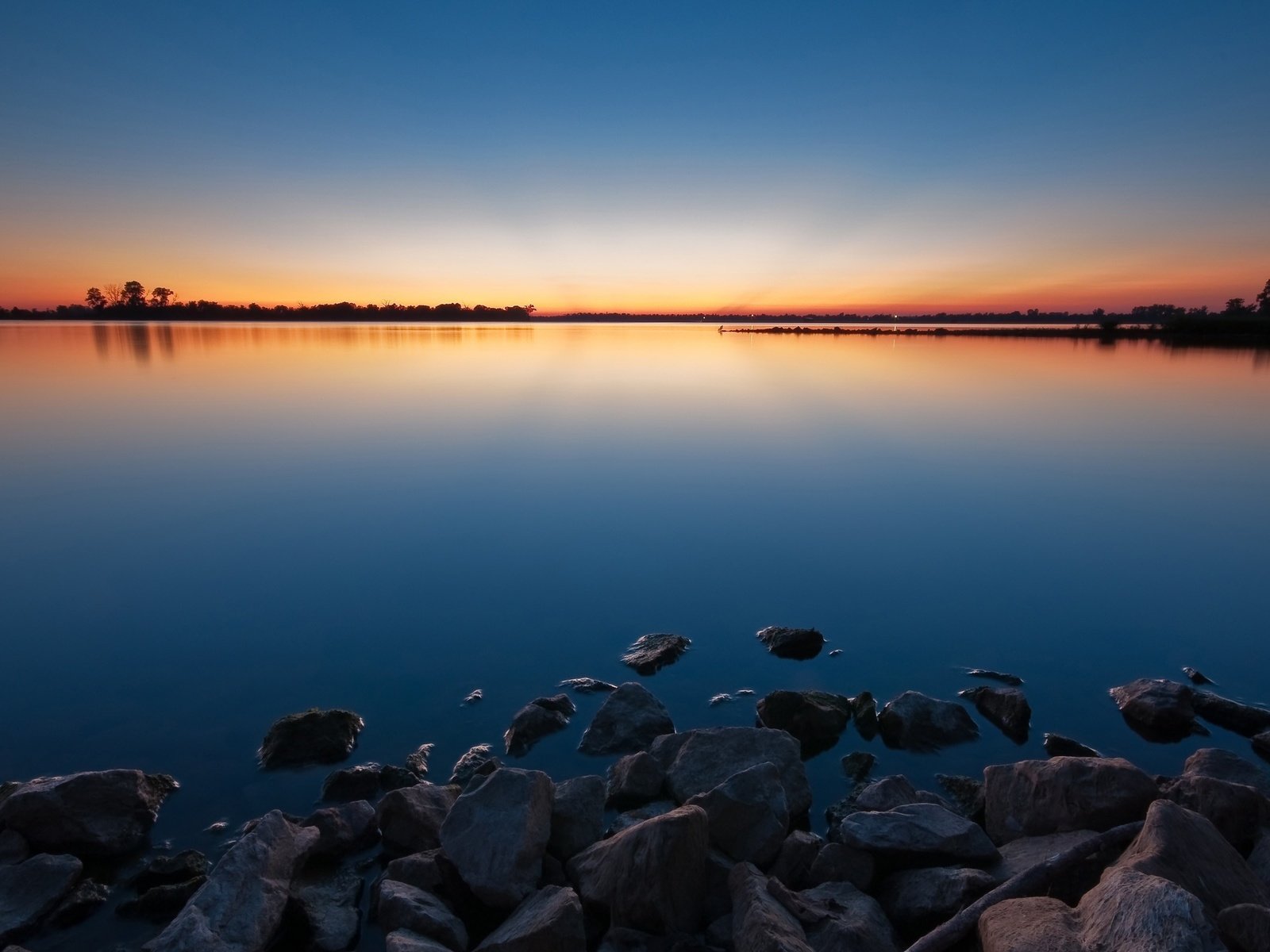 Обои небо, вода, озеро, камни, закат, горизонт, the sky, water, lake, stones, sunset, horizon разрешение 2560x1600 Загрузить