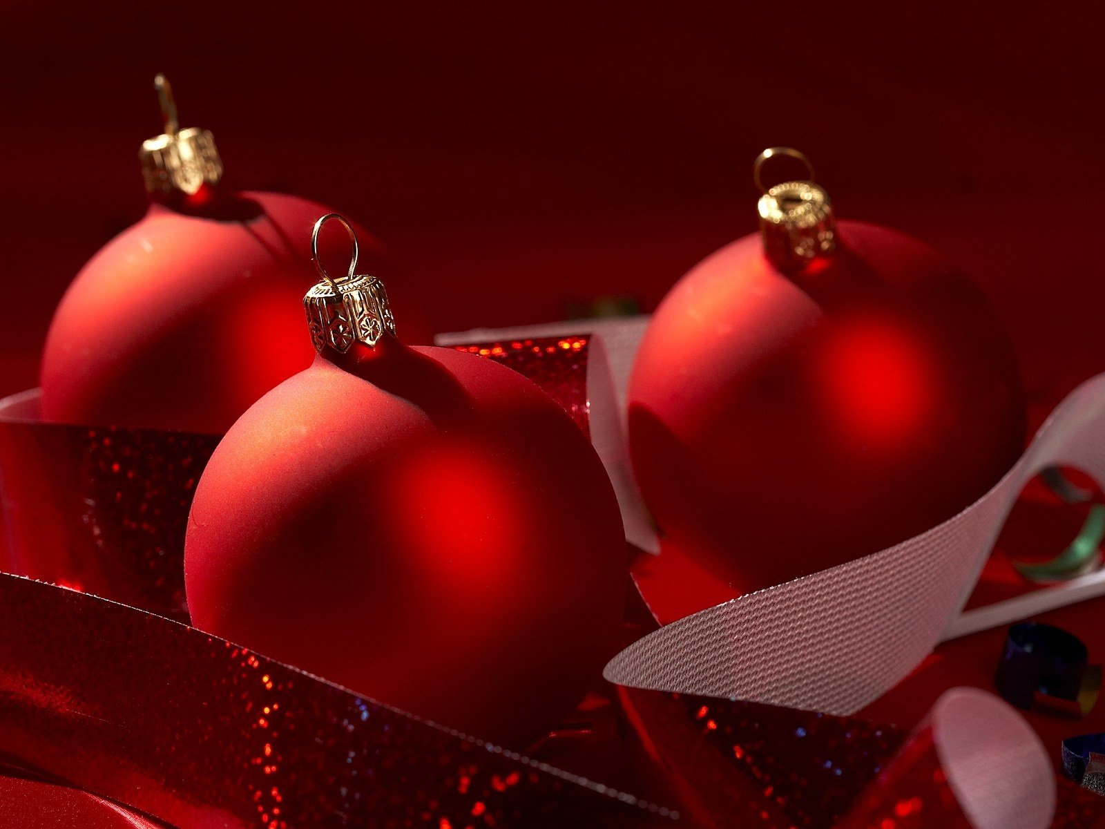 Обои новый год, шары, красные, праздник, рождество, красный фон, новогодние шары, new year, balls, red, holiday, christmas, red background, christmas balls разрешение 1920x1200 Загрузить