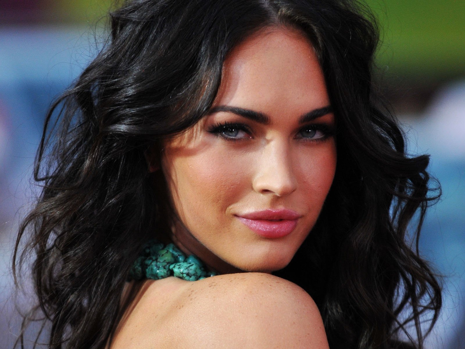 Обои брюнетка, взгляд, меган фокс, волосы, актриса, красотка, brunette, look, megan fox, hair, actress, beauty разрешение 1920x1200 Загрузить