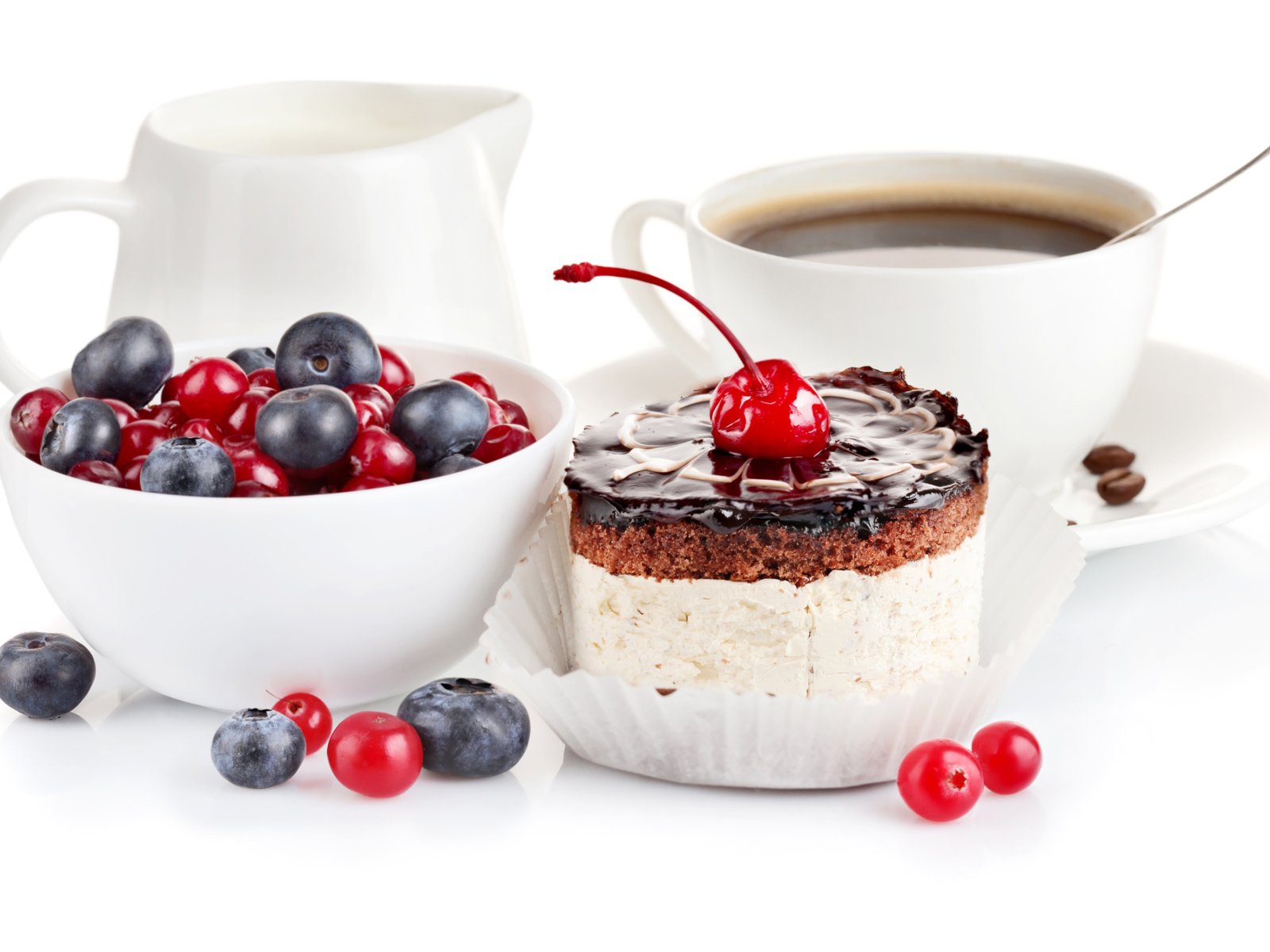 Обои кофе, ягоды, чашка, тарелка, сливки, ложка, пирожное, coffee, berries, cup, plate, cream, spoon, cake разрешение 2583x1620 Загрузить