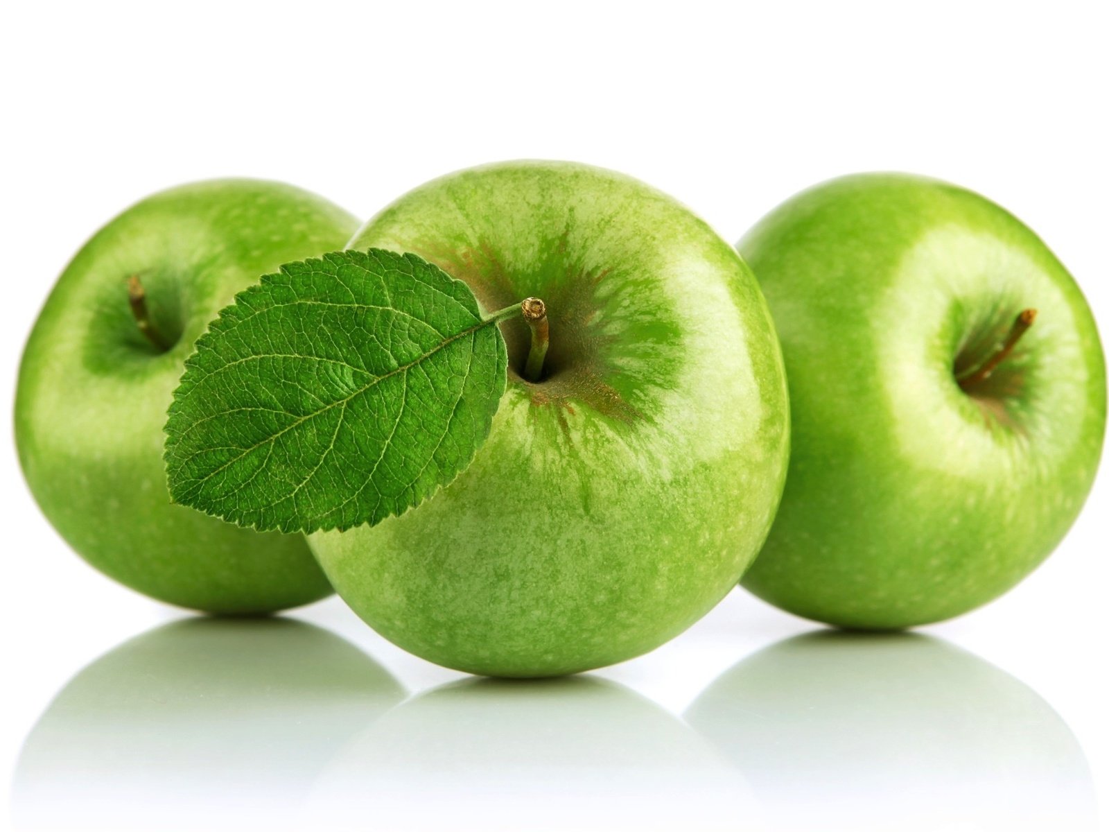 Обои фрукты, яблоки, зеленые, белый фон, зеленые яблочки, fruit, apples, green, white background, green apples разрешение 1920x1309 Загрузить