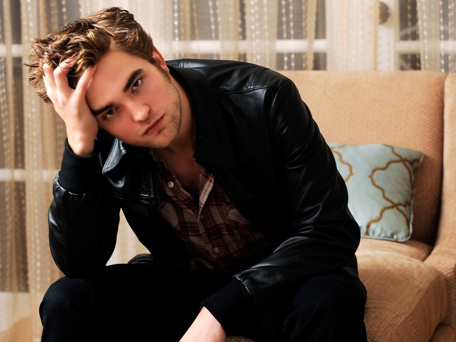 Обои взгляд, актёр, сидит, лицо, мужчина, роберт паттинсон, look, actor, sitting, face, male, robert pattinson разрешение 1920x1200 Загрузить