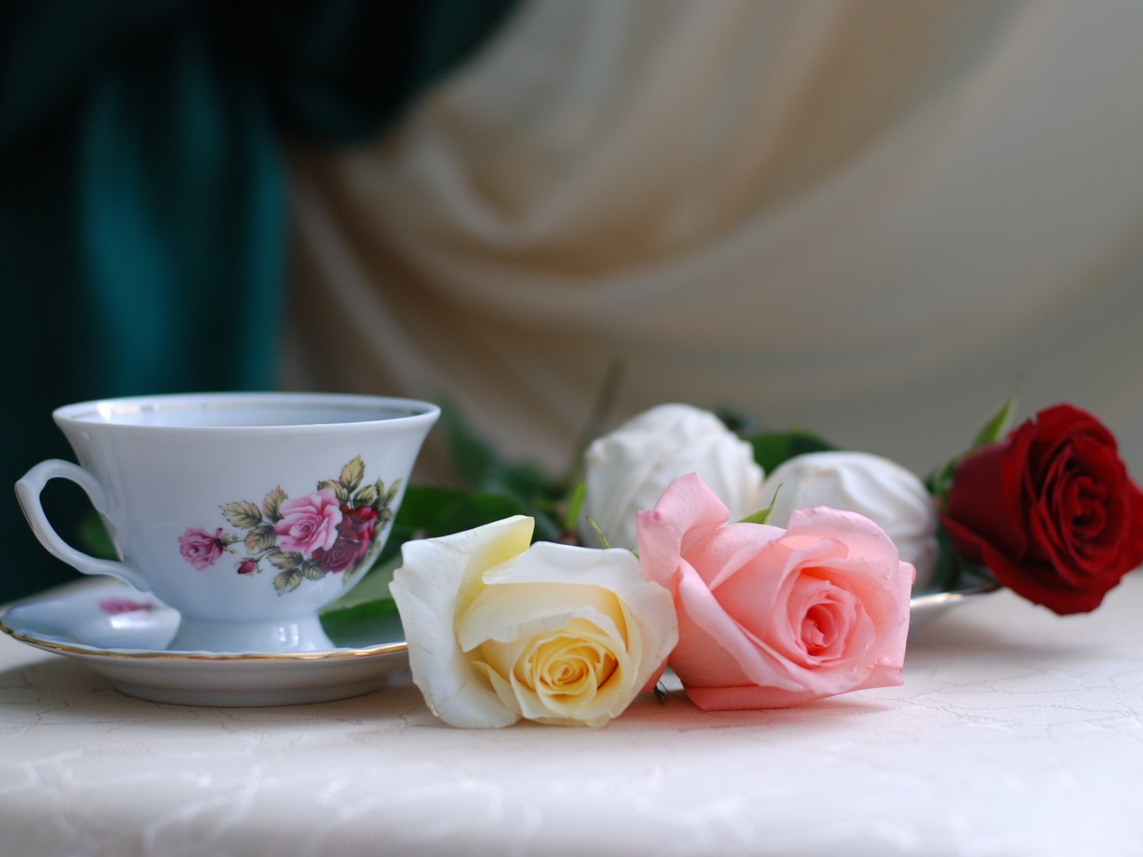 Обои праздниг, cvety, rozy, natyurmort, chashka, chaj, stol, prazdnik разрешение 3872x2592 Загрузить