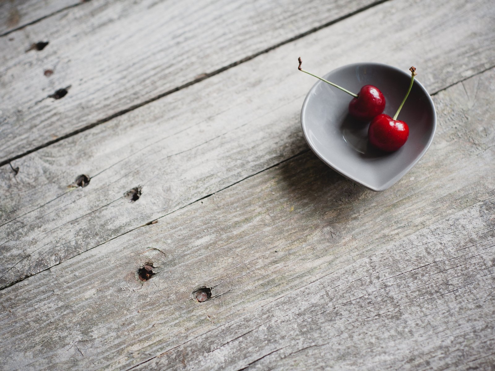 Обои дерево, макро, ягода, доски, черешня, пол, вишня, чашка, tree, macro, berry, board, cherry, floor, cup разрешение 2048x1363 Загрузить