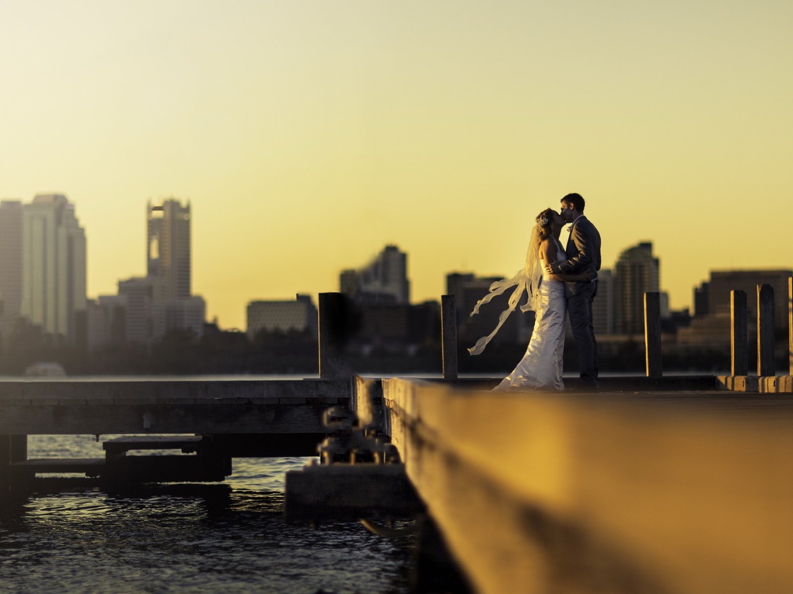 Обои город, причал, небоскребы, залив, жених, невеста, the city, pier, skyscrapers, bay, the groom, the bride разрешение 2560x1600 Загрузить