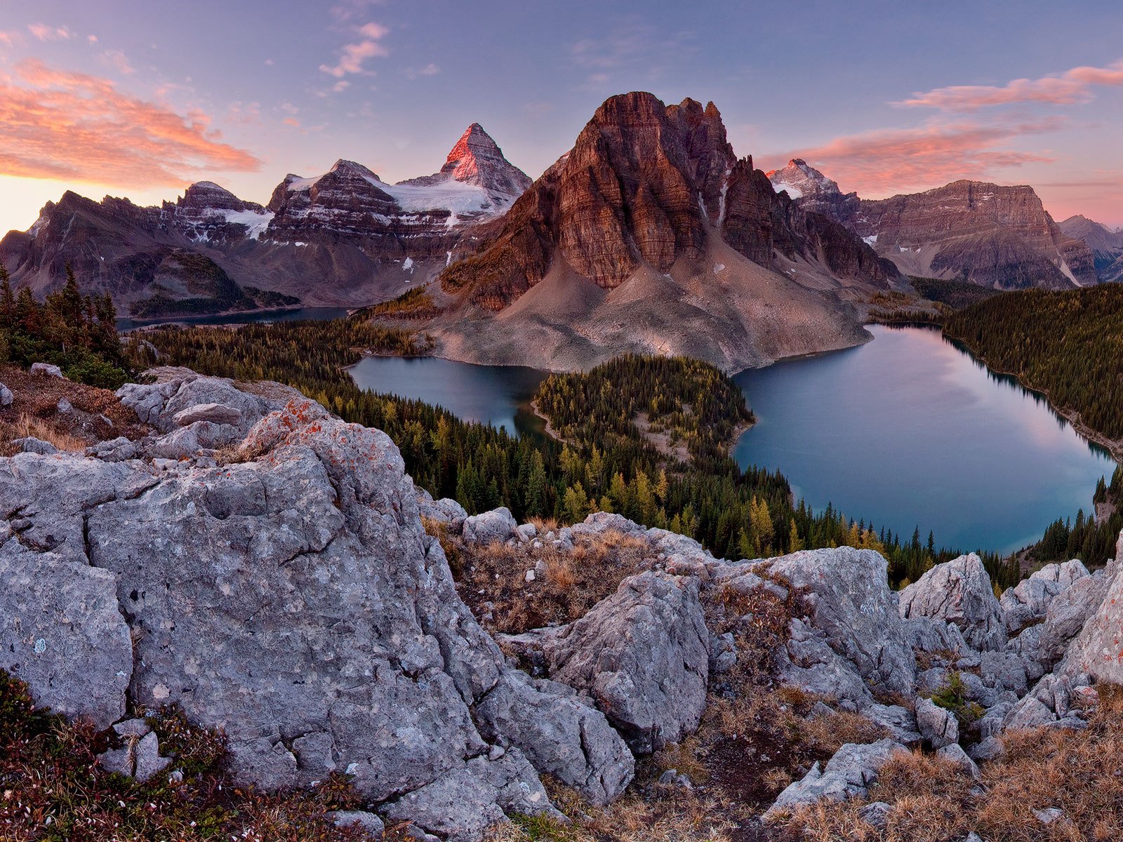 Красота гор окружающий мир 2 класс. Гора Ассинибойн в Канаде. Гора ассинибоайн, Британская Колумбия, Канада. Горы лес Альпы. Гора Ассинибойн фото.