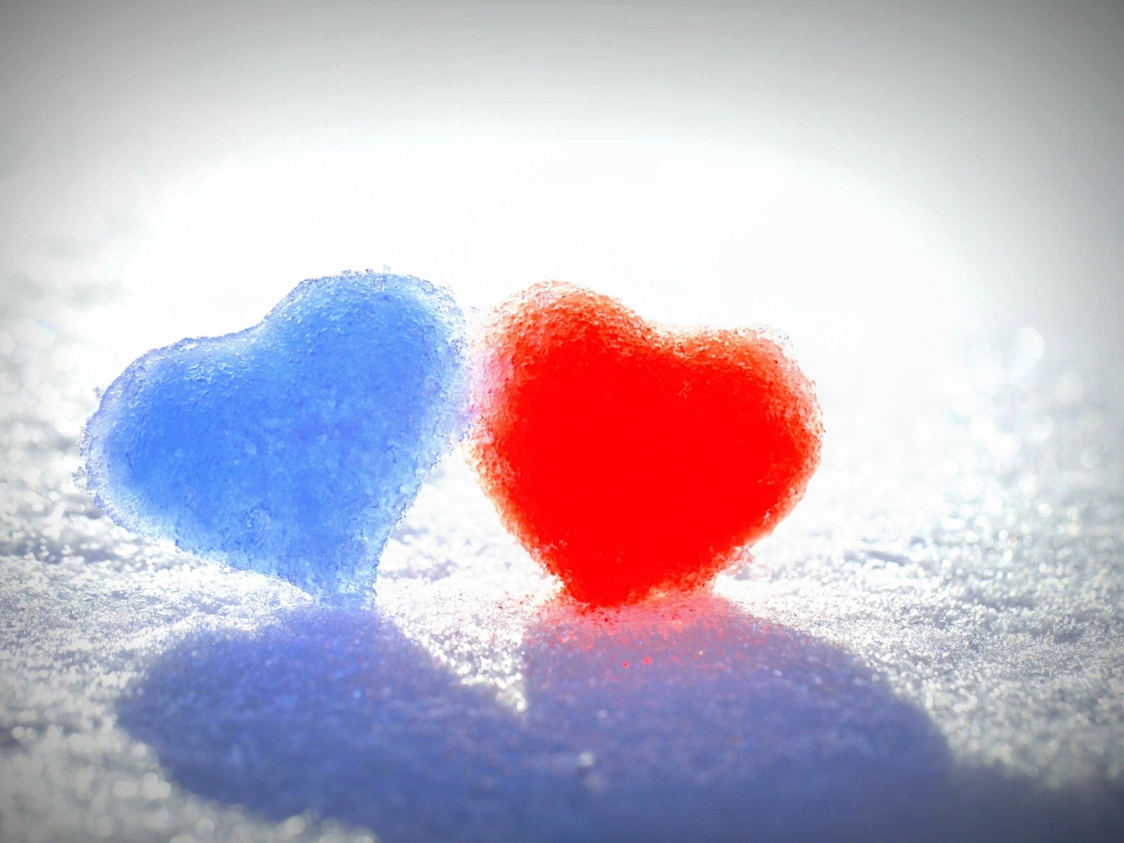 Обои снег, синий, красный, любовь, сердечки, ледяные, snow, blue, red, love, hearts, ice разрешение 2880x1800 Загрузить