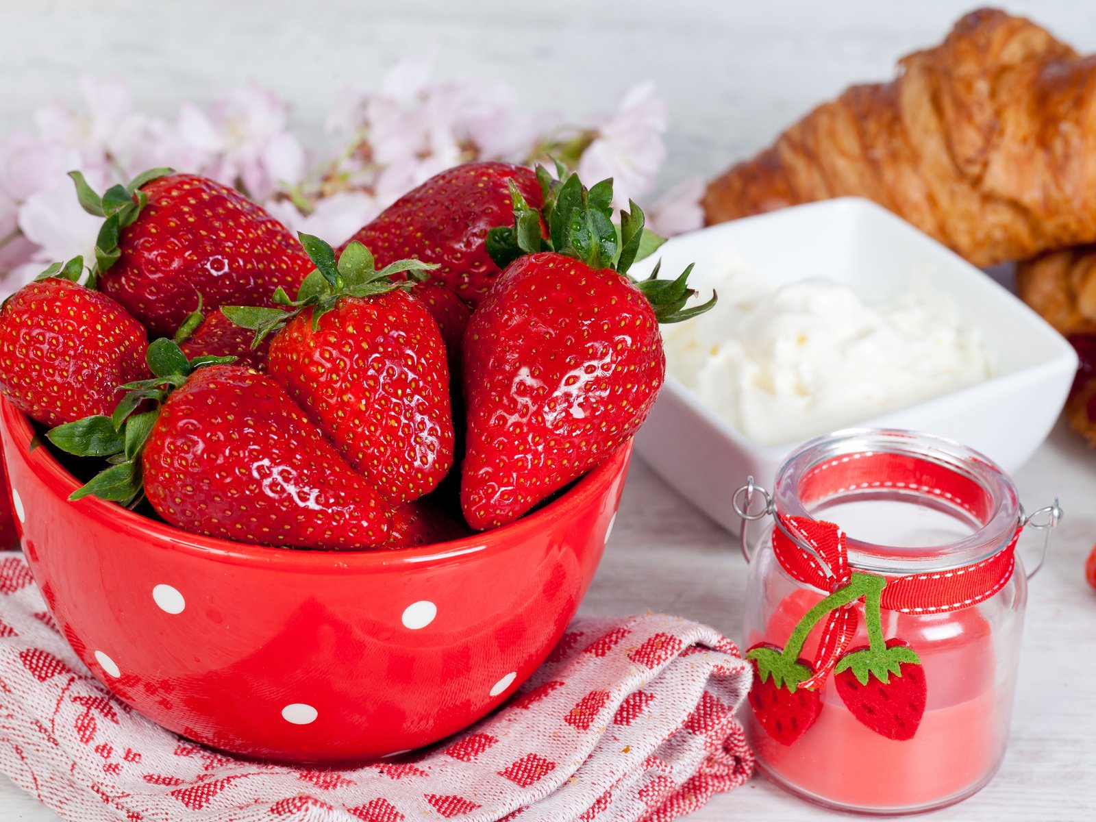 Обои цветы, ягода, клубника, миска, сметана, круассаны, flowers, berry, strawberry, bowl, sour cream, croissants разрешение 2560x1600 Загрузить