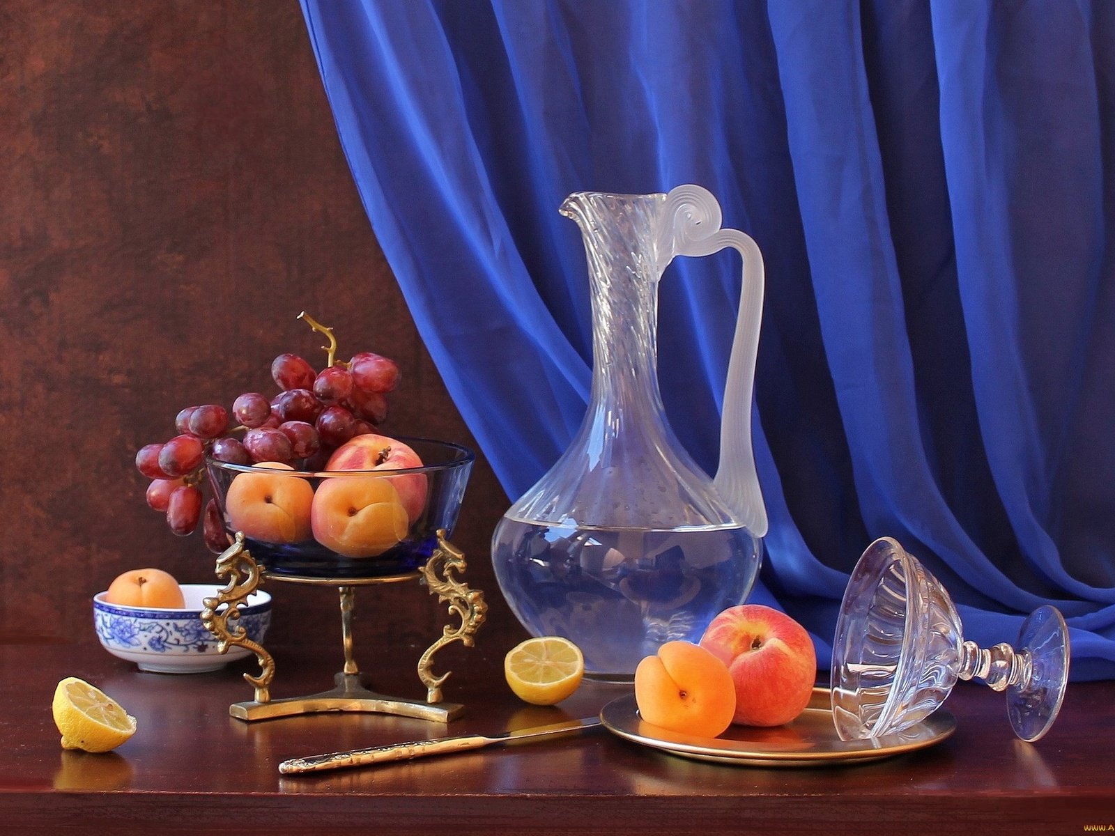 Обои виноград, фрукты, лимон, натюрморт, графин, абрикосы, рюмка, grapes, fruit, lemon, still life, decanter, apricots, glass разрешение 2048x1389 Загрузить