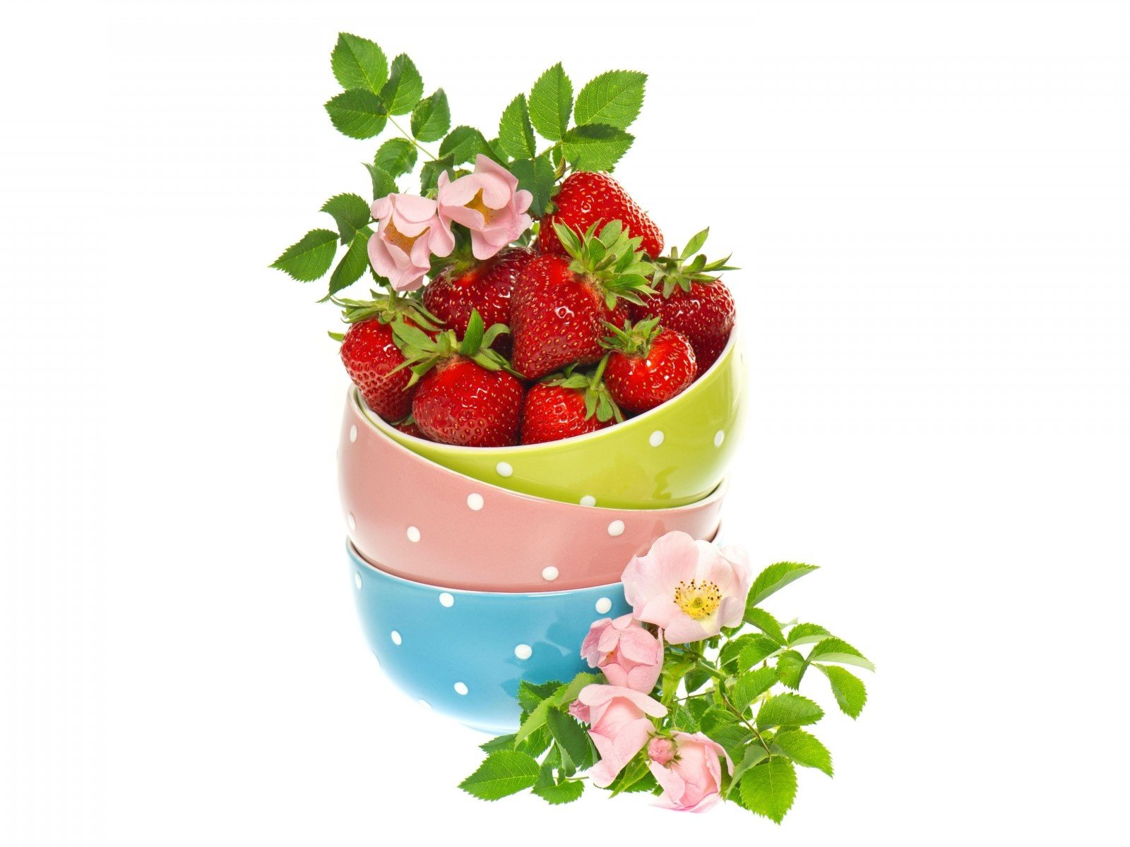Обои ягода, клубника, шиповник, миски, berry, strawberry, briar, bowls разрешение 1920x1200 Загрузить