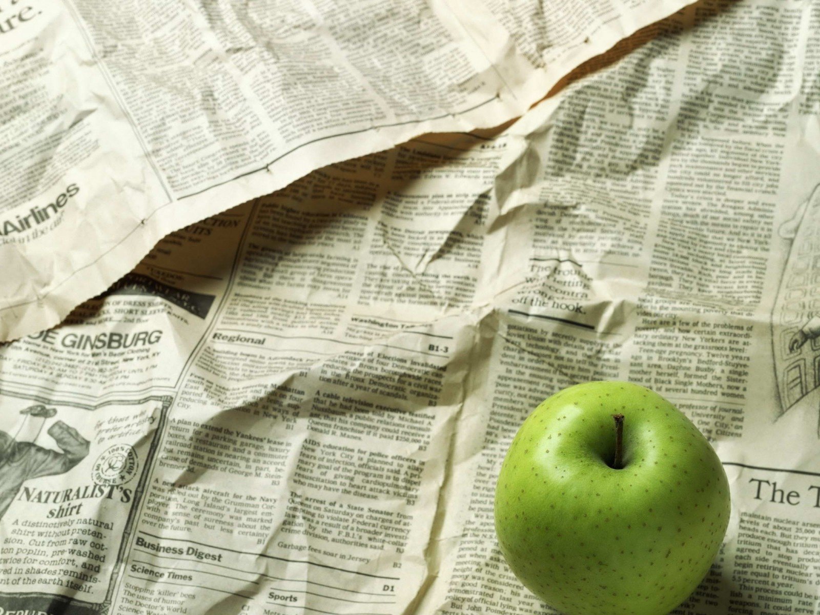 Обои фрукты, яблоки, яблоко, газета, зеленое, fruit, apples, apple, newspaper, green разрешение 1920x1200 Загрузить