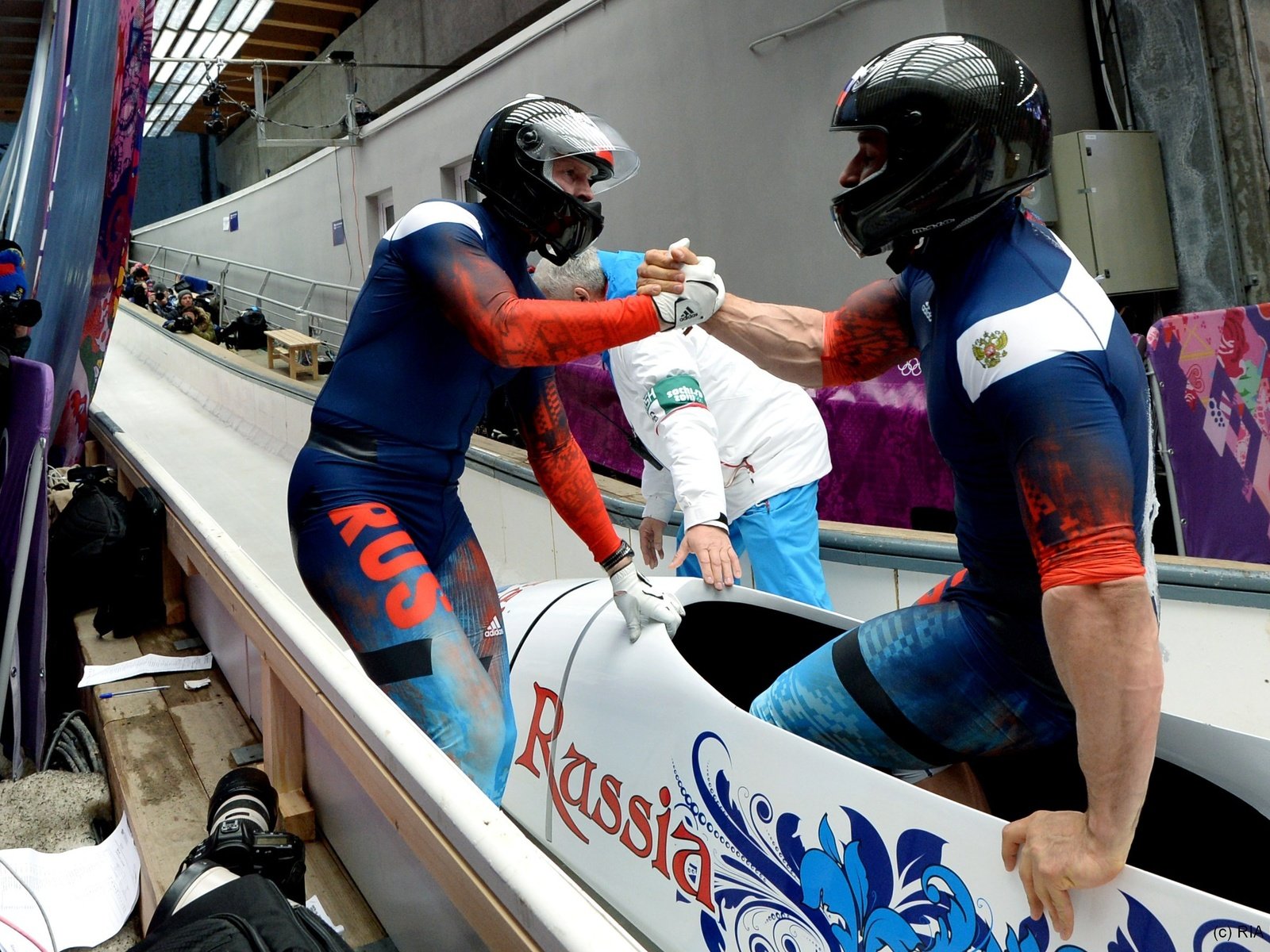 Обои россия, олимпиада, бобслей, 2014 год, сочи, зубков, воевода, russia, olympics, bobsled, 2014, sochi, zubkov, the governor разрешение 2560x1748 Загрузить