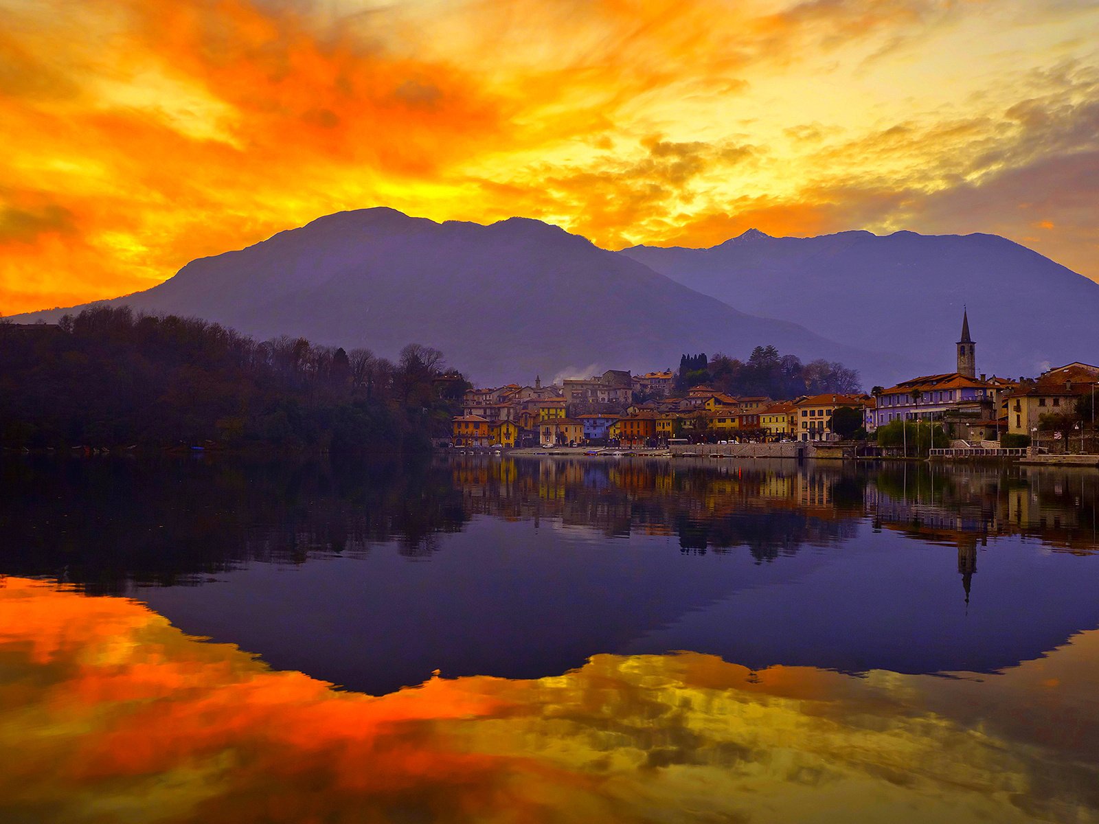 Обои небо, озеро, горы, закат, отражение, город, италия, the sky, lake, mountains, sunset, reflection, the city, italy разрешение 1920x1200 Загрузить