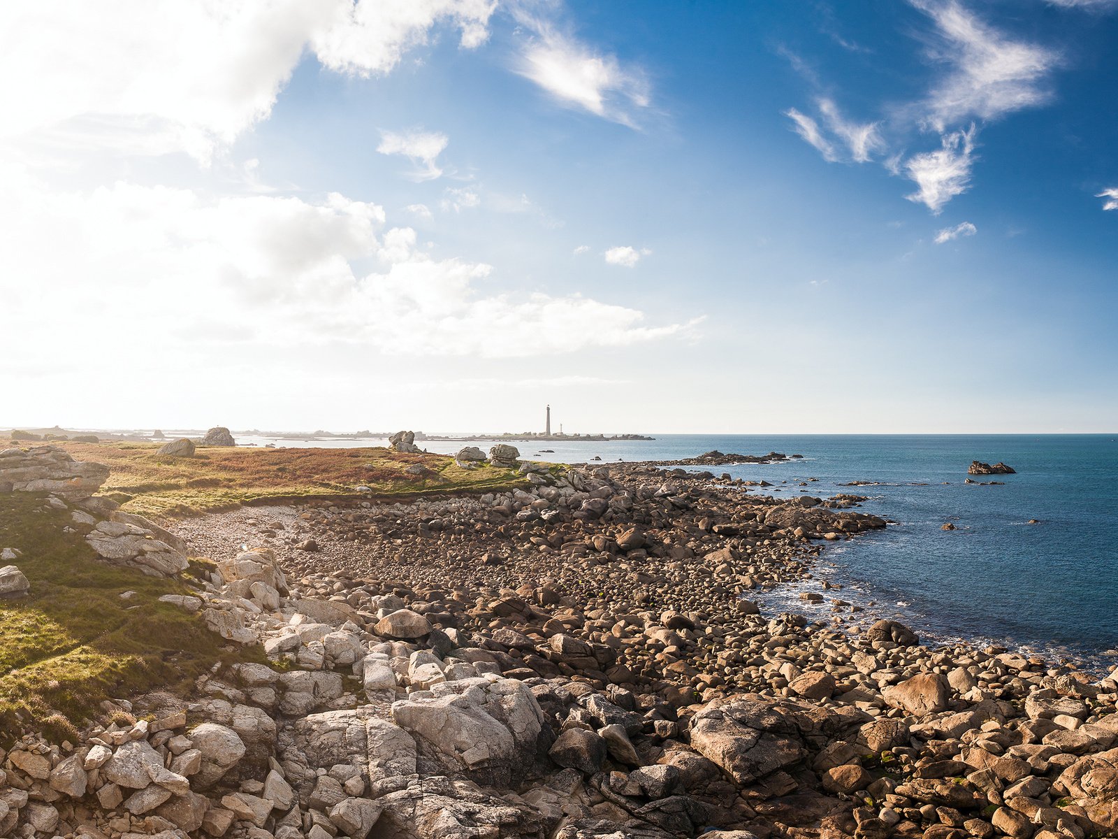 Обои камни, берег, утро, маяк, океан, солнечный свет, франци, stones, shore, morning, lighthouse, the ocean, sunlight, france разрешение 2560x1600 Загрузить