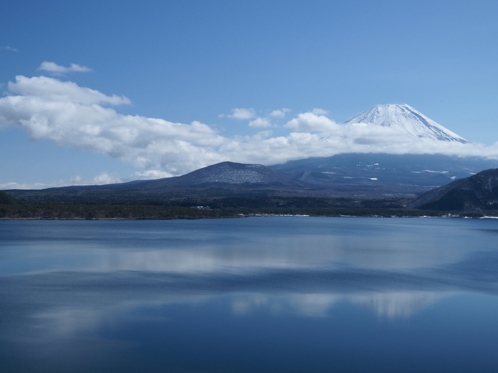 Обои облака, озеро, гора, япония, фудзияма, clouds, lake, mountain, japan, fuji разрешение 1920x1200 Загрузить