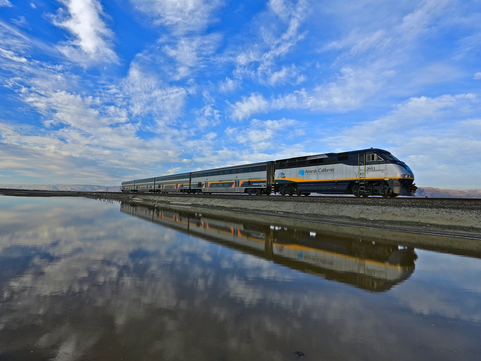 Обои небо, вода, отражения, сша, поезд, калифорния, drawbridge, the sky, water, reflection, usa, train, ca разрешение 1920x1200 Загрузить