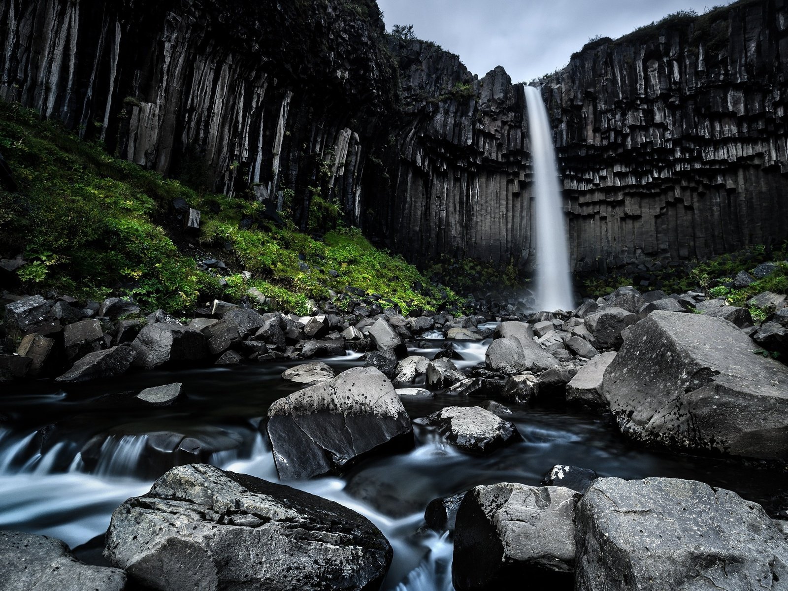 Обои водопад, исландия, чёрный водопад, свартифосс, waterfall, iceland, black waterfall, svartifoss разрешение 2560x1600 Загрузить