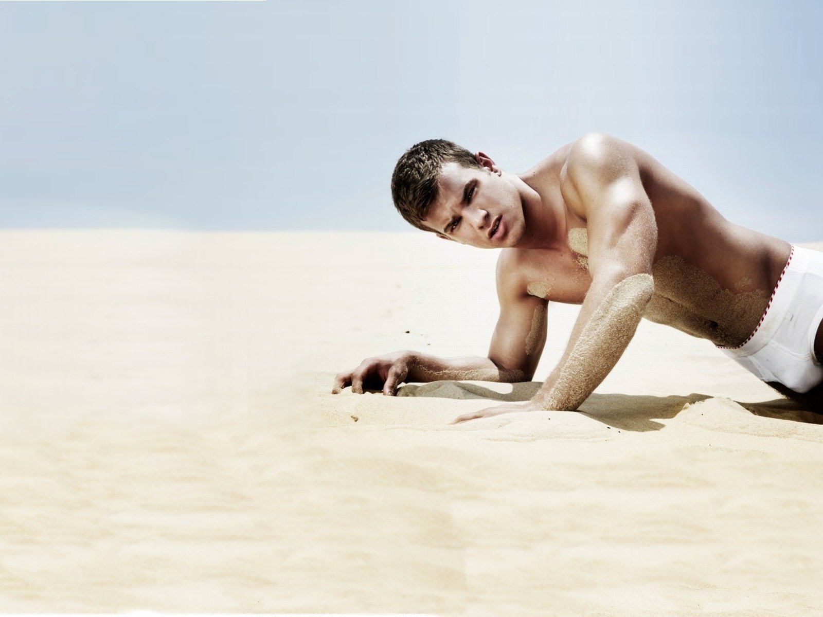 Обои песок, парень, модель, трусы, мужчины, голый, отжимается, sand, guy, model, briefs, men, naked, pressed разрешение 1920x1200 Загрузить