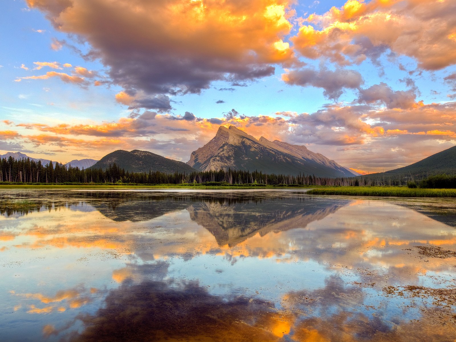 Обои небо, канада, облака, вечер, озеро, горы, лес, закат, отражение, the sky, canada, clouds, the evening, lake, mountains, forest, sunset, reflection разрешение 2560x1600 Загрузить