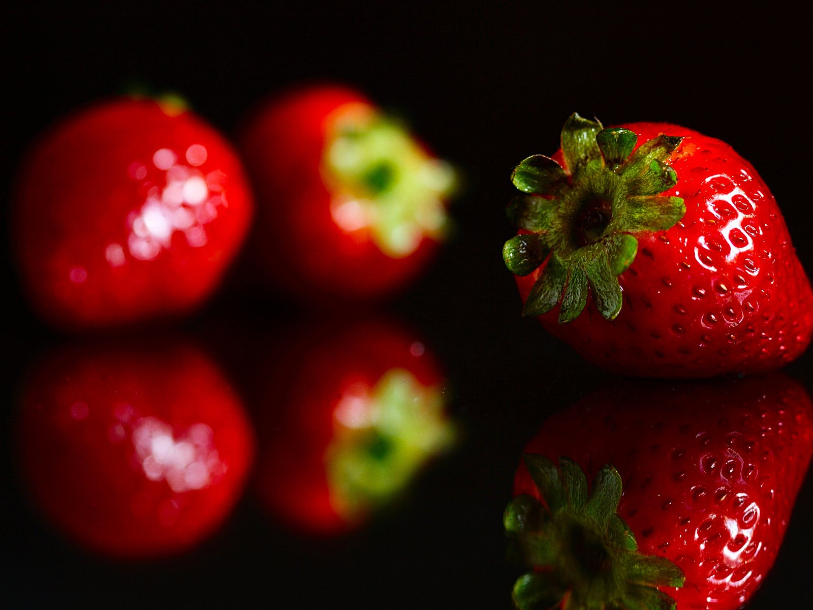 Обои отражение, красная, клубника, черный фон, ягоды, reflection, red, strawberry, black background, berries разрешение 2560x1600 Загрузить