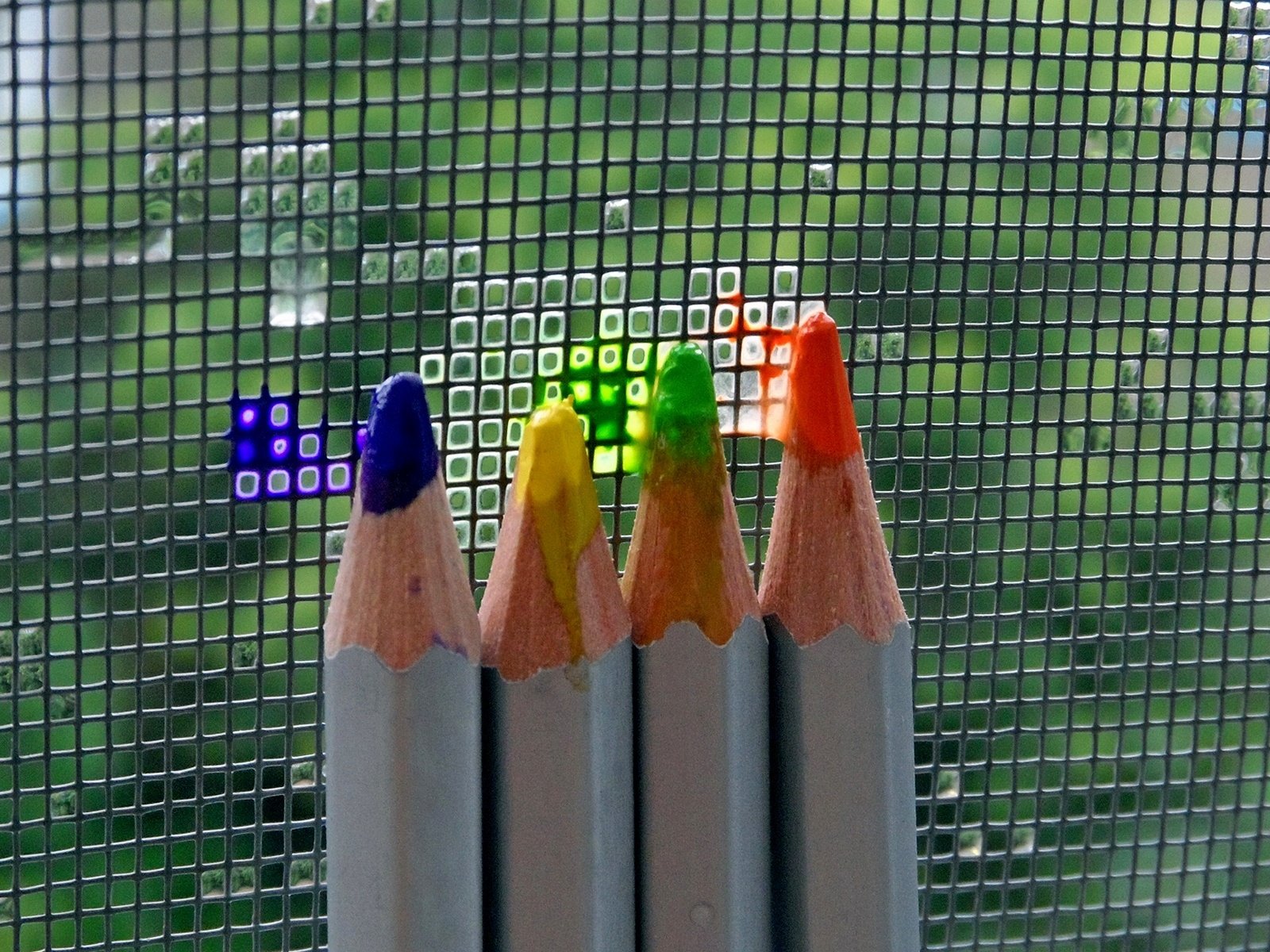 Обои забор, карандаши, сетка, цветные, грифели, the fence, pencils, mesh, colored, leads разрешение 1920x1200 Загрузить