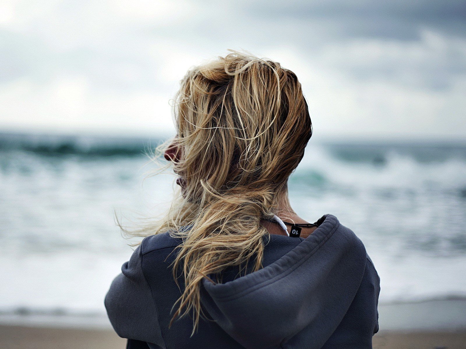 Обои девушка, фон, море, блондинка, волосы, ветер, girl, background, sea, blonde, hair, the wind разрешение 1920x1200 Загрузить