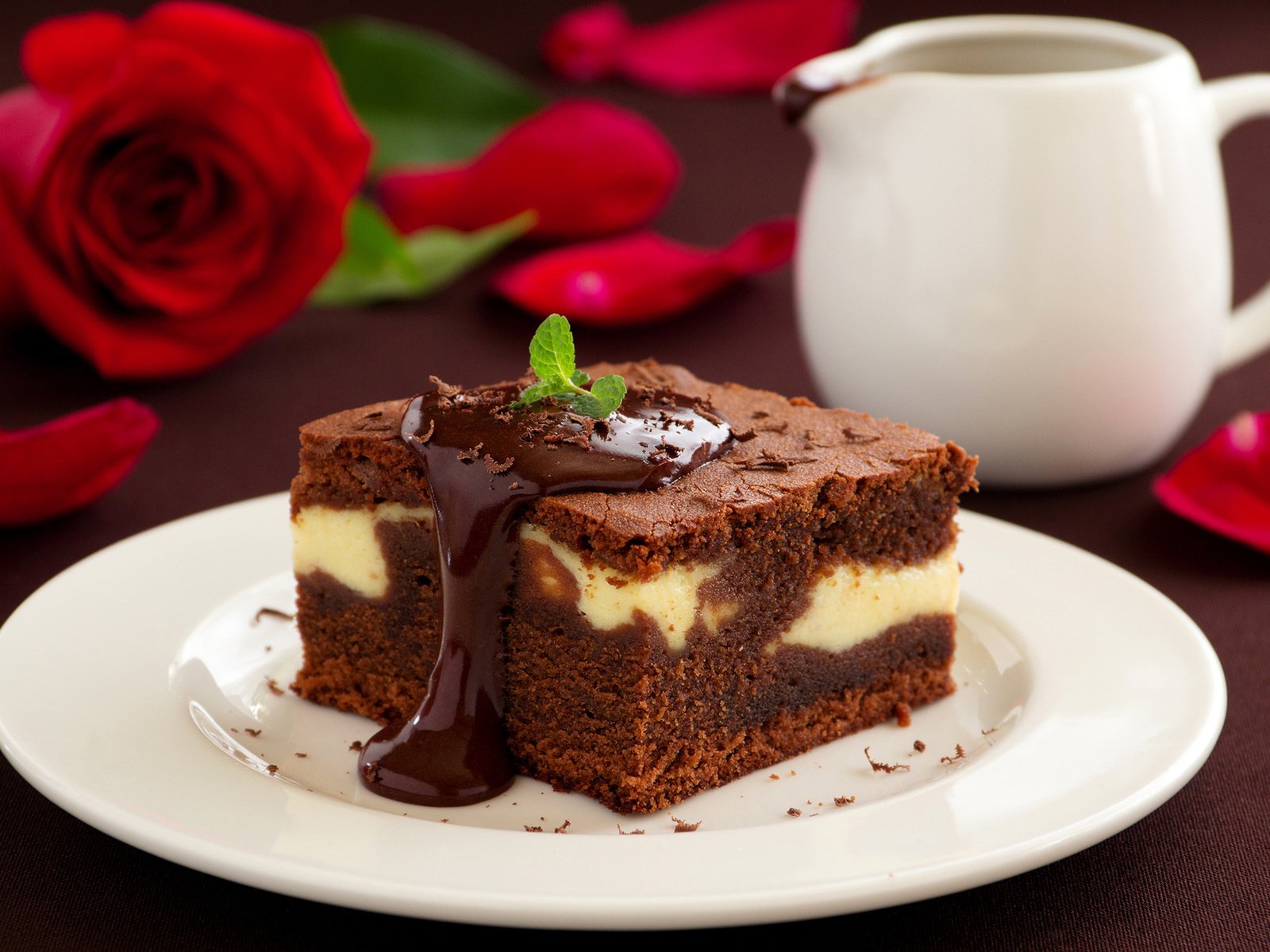 Обои розы, шоколад, сладкое, торт, пирожное, кусочек, roses, chocolate, sweet, cake, piece разрешение 2000x1333 Загрузить