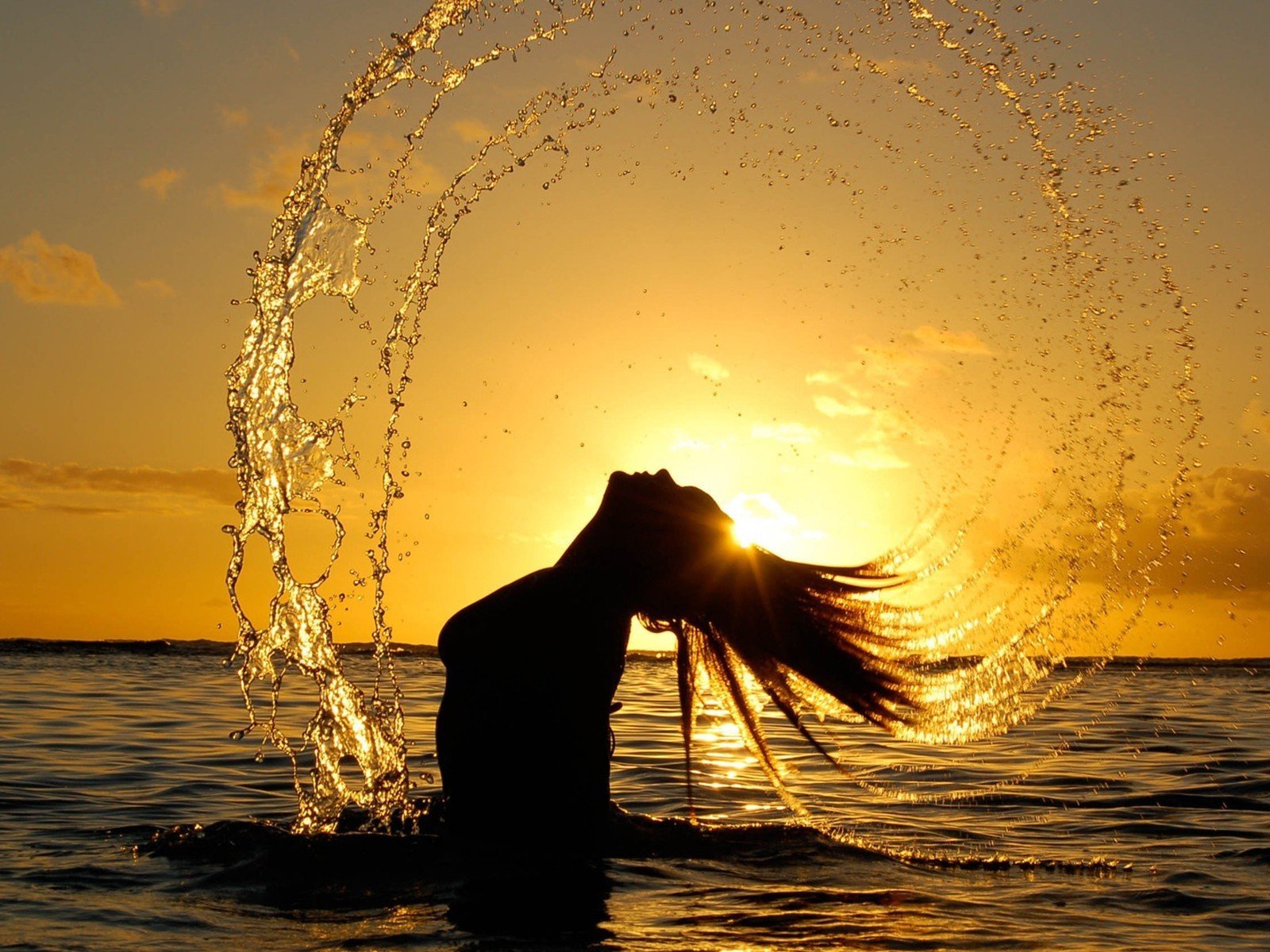 Обои вода, закат, девушка, брызги, волосы, water, sunset, girl, squirt, hair разрешение 1920x1200 Загрузить