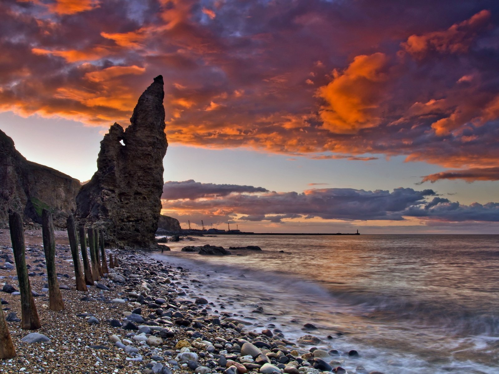 Обои скалы, природа, галька, тучи, пляж, побережье, океан, зарево, rocks, nature, pebbles, clouds, beach, coast, the ocean, glow разрешение 2560x1600 Загрузить