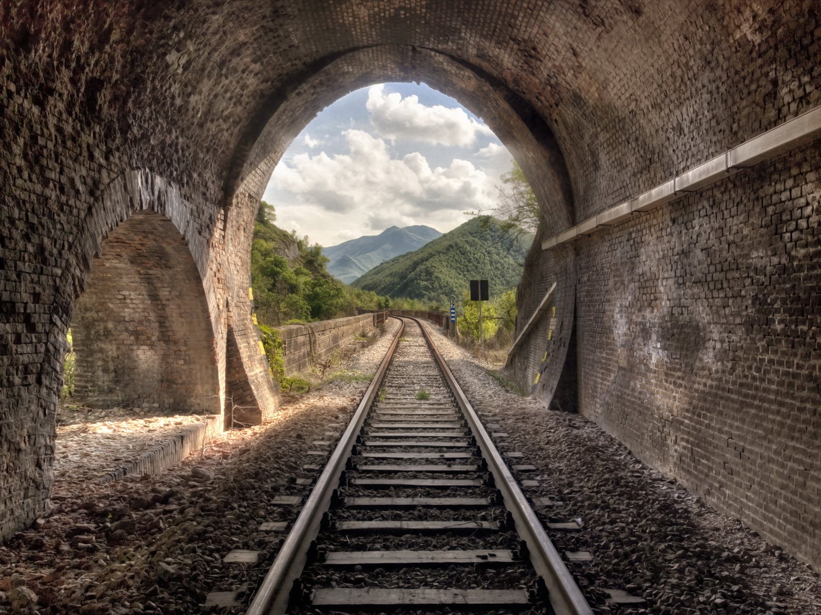 Обои железная дорога, рельсы, природа, тоннель, railroad, rails, nature, the tunnel разрешение 2480x1653 Загрузить
