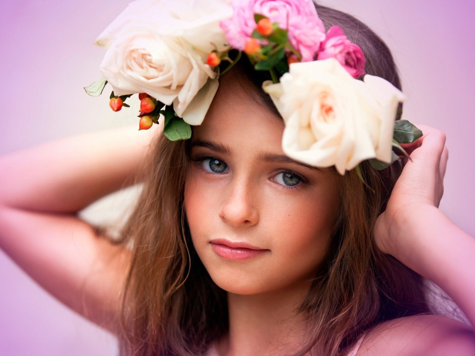 Обои девочка, венок,  цветы, дитя, фотосъемка, girl, wreath, flowers, child, photography разрешение 1932x1208 Загрузить