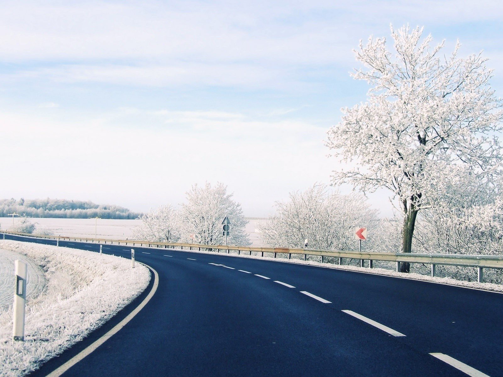 Обои снег, зима, гора, автодорога,     дерево, snow, winter, mountain, road, tree разрешение 1920x1200 Загрузить