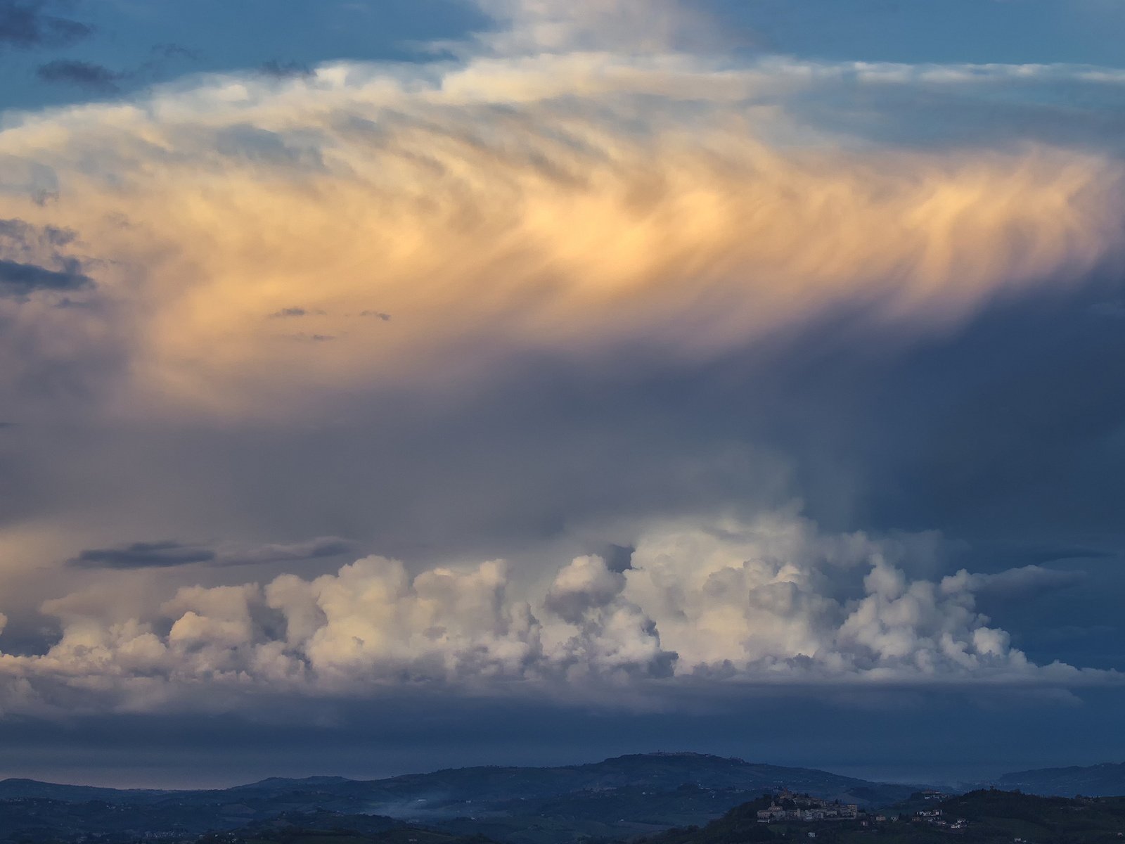 Обои небо, облака, холмы, пейзаж, италия, поселок, the sky, clouds, hills, landscape, italy, the village разрешение 1920x1200 Загрузить